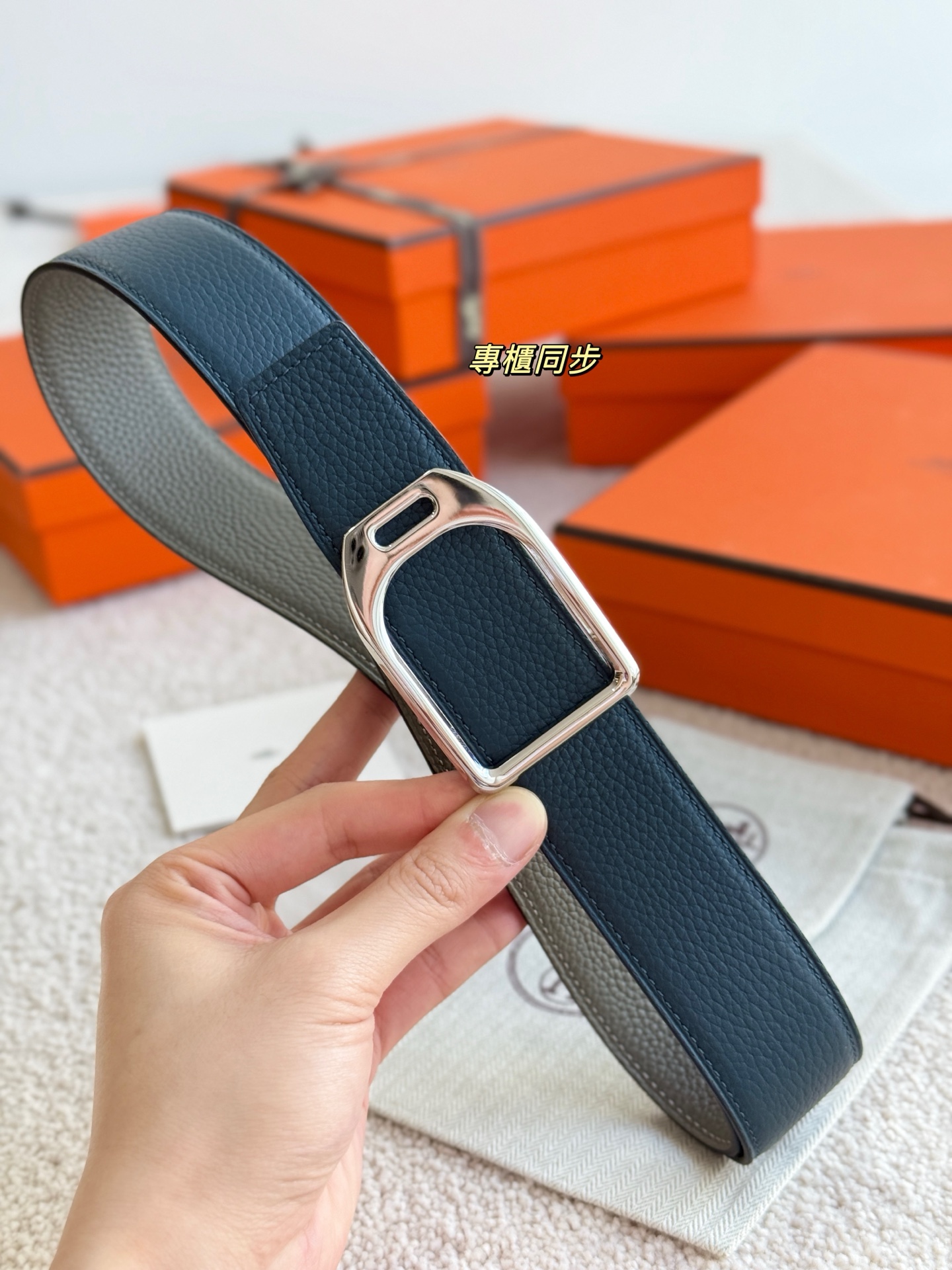 Hermès 代购级 爱马仕 精品五金 搭配雙面进口togo皮 黑配軍綠 宽度38MM 以其精湛工艺高品质材料和 设计备受推崇 是男士腰带 选择 简约 适合商务和休闲场合 产品手感细腻 不仅是实用配饰 更是身份与品味的象征