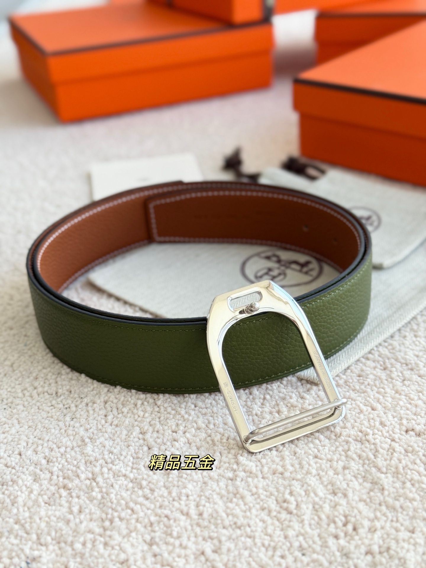 Hermès 代购级 爱马仕 精品五金 搭配雙面进口togo皮 黑配軍綠 宽度38MM 以其精湛工艺高品质材料和 设计备受推崇 是男士腰带 选择 简约 适合商务和休闲场合 产品手感细腻 不仅是实用配饰 更是身份与品味的象征