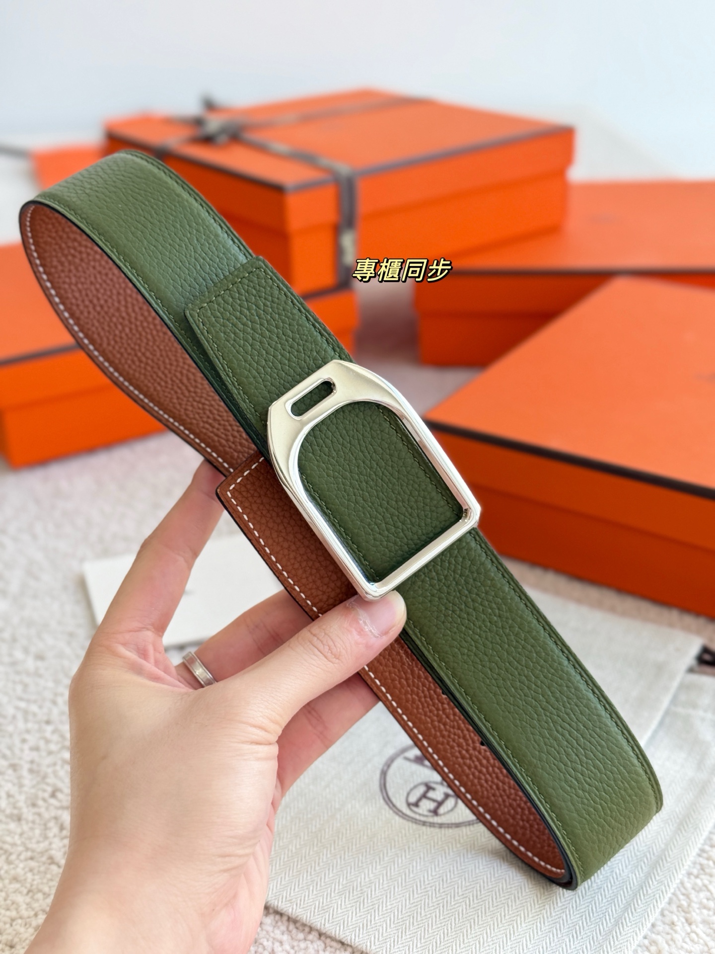 Hermès 代购级 爱马仕 精品五金 搭配雙面进口togo皮 黑配軍綠 宽度38MM 以其精湛工艺高品质材料和 设计备受推崇 是男士腰带 选择 简约 适合商务和休闲场合 产品手感细腻 不仅是实用配饰 更是身份与品味的象征