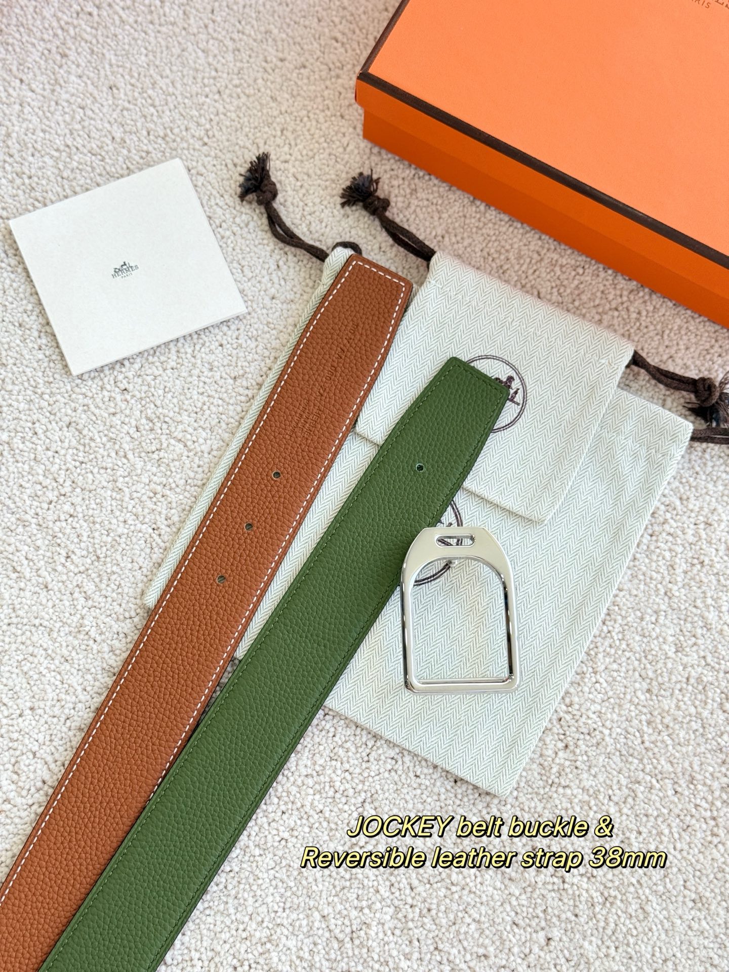 Hermès 代购级 爱马仕 精品五金 搭配雙面进口togo皮 黑配軍綠 宽度38MM 以其精湛工艺高品质材料和 设计备受推崇 是男士腰带 选择 简约 适合商务和休闲场合 产品手感细腻 不仅是实用配饰 更是身份与品味的象征