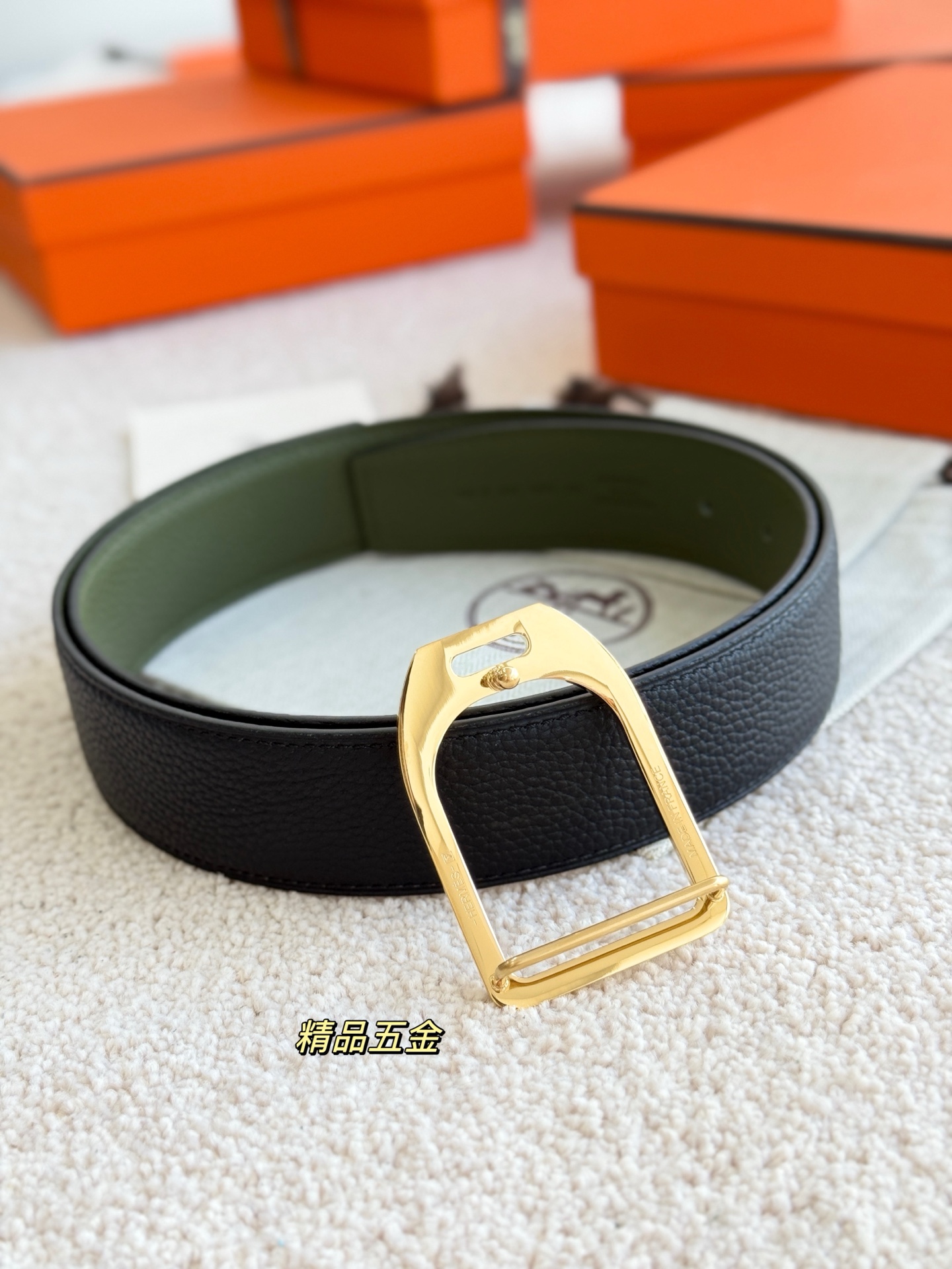 Hermès 代购级 爱马仕 精品五金 搭配雙面进口togo皮 黑配軍綠 宽度38MM 以其精湛工艺高品质材料和 设计备受推崇 是男士腰带 选择 简约 适合商务和休闲场合 产品手感细腻 不仅是实用配饰 更是身份与品味的象征