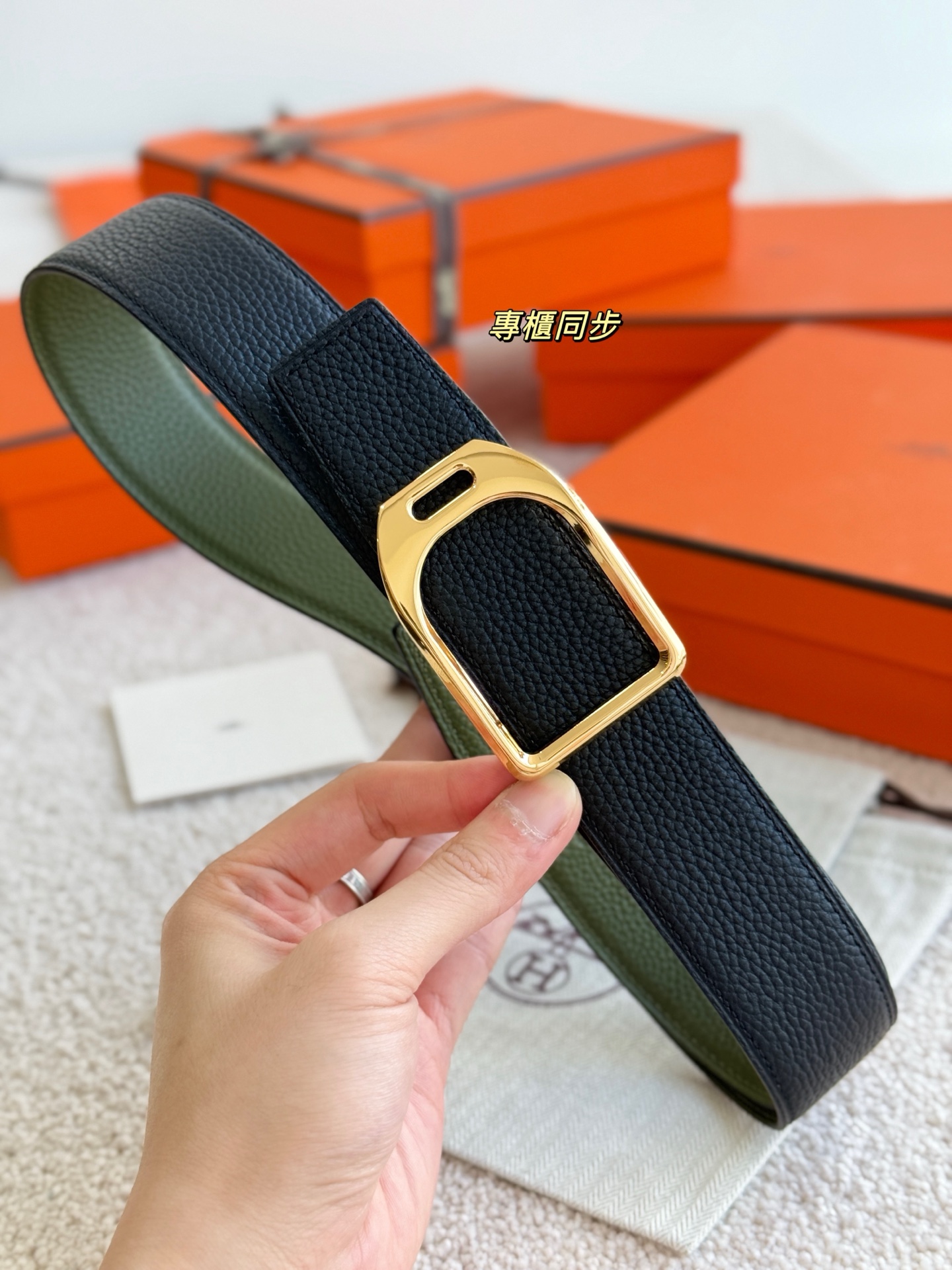 Hermès 代购级 爱马仕 精品五金 搭配雙面进口togo皮 黑配軍綠 宽度38MM 以其精湛工艺高品质材料和 设计备受推崇 是男士腰带 选择 简约 适合商务和休闲场合 产品手感细腻 不仅是实用配饰 更是身份与品味的象征