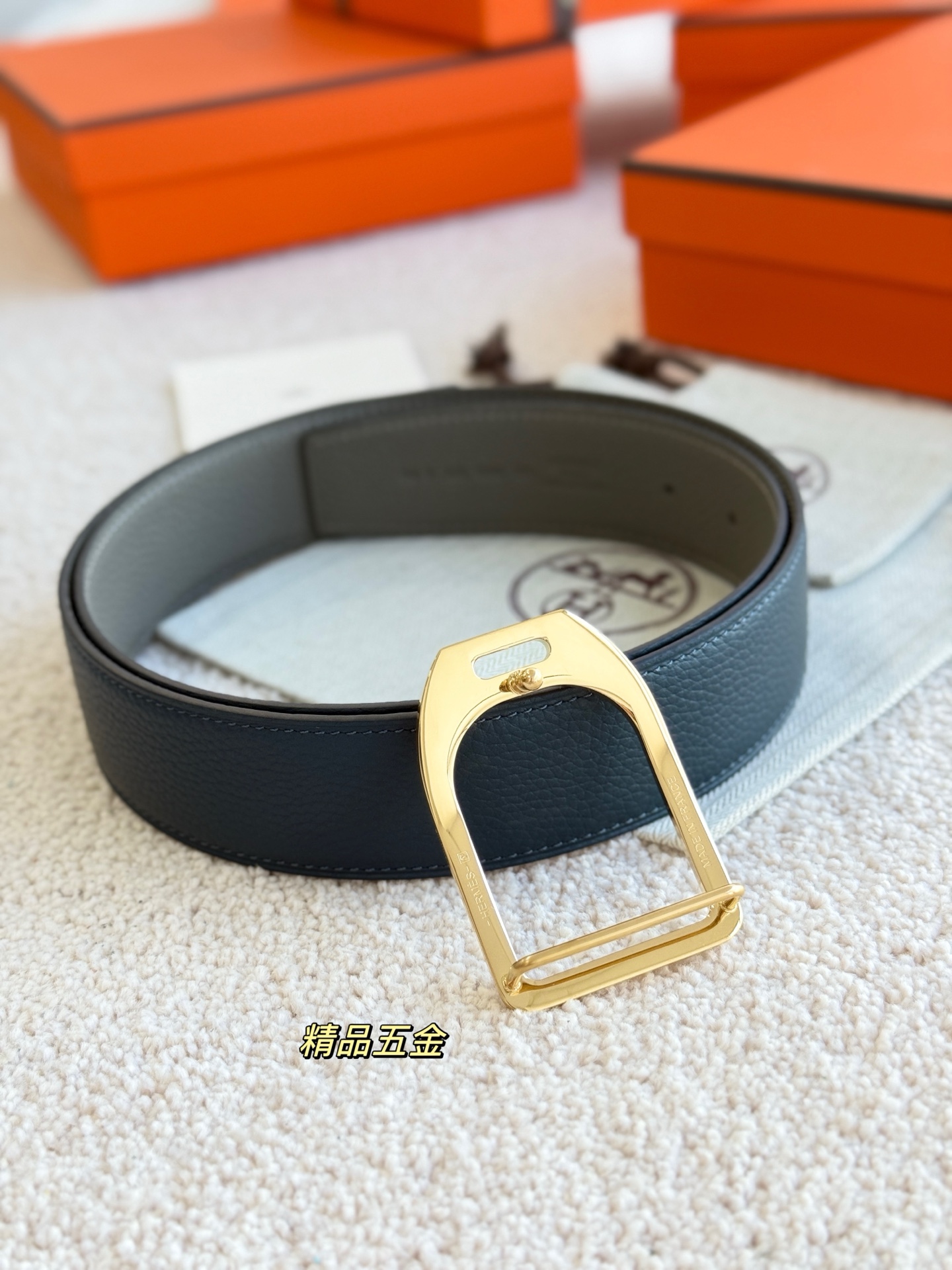 Hermès 代购级 爱马仕 精品五金 搭配雙面进口togo皮 黑配軍綠 宽度38MM 以其精湛工艺高品质材料和 设计备受推崇 是男士腰带 选择 简约 适合商务和休闲场合 产品手感细腻 不仅是实用配饰 更是身份与品味的象征