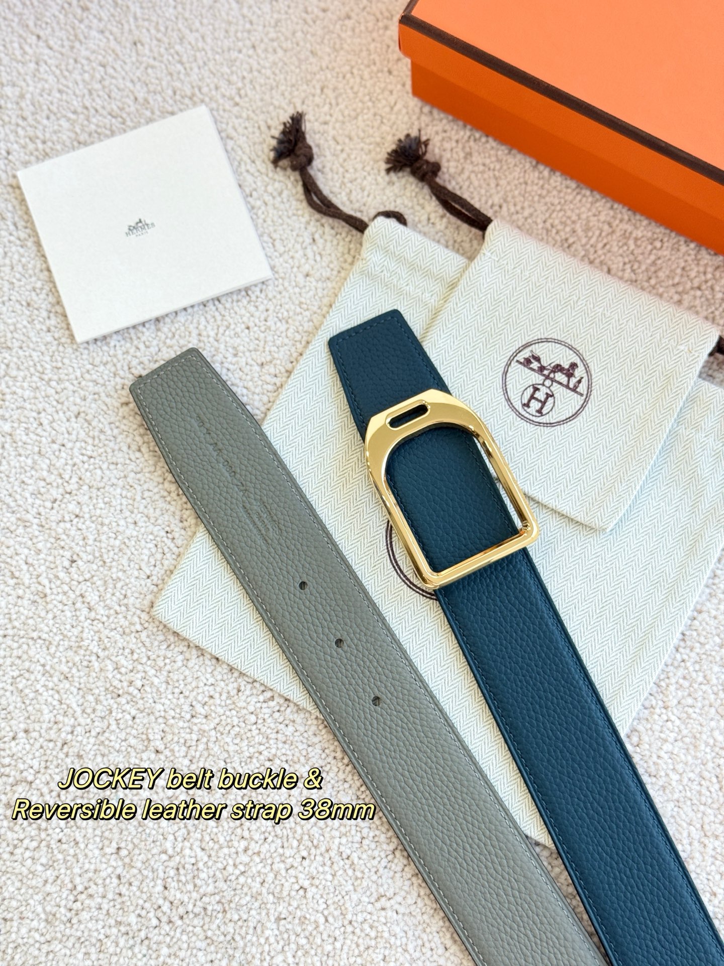 Hermès 代购级 爱马仕 精品五金 搭配雙面进口togo皮 黑配軍綠 宽度38MM 以其精湛工艺高品质材料和 设计备受推崇 是男士腰带 选择 简约 适合商务和休闲场合 产品手感细腻 不仅是实用配饰 更是身份与品味的象征