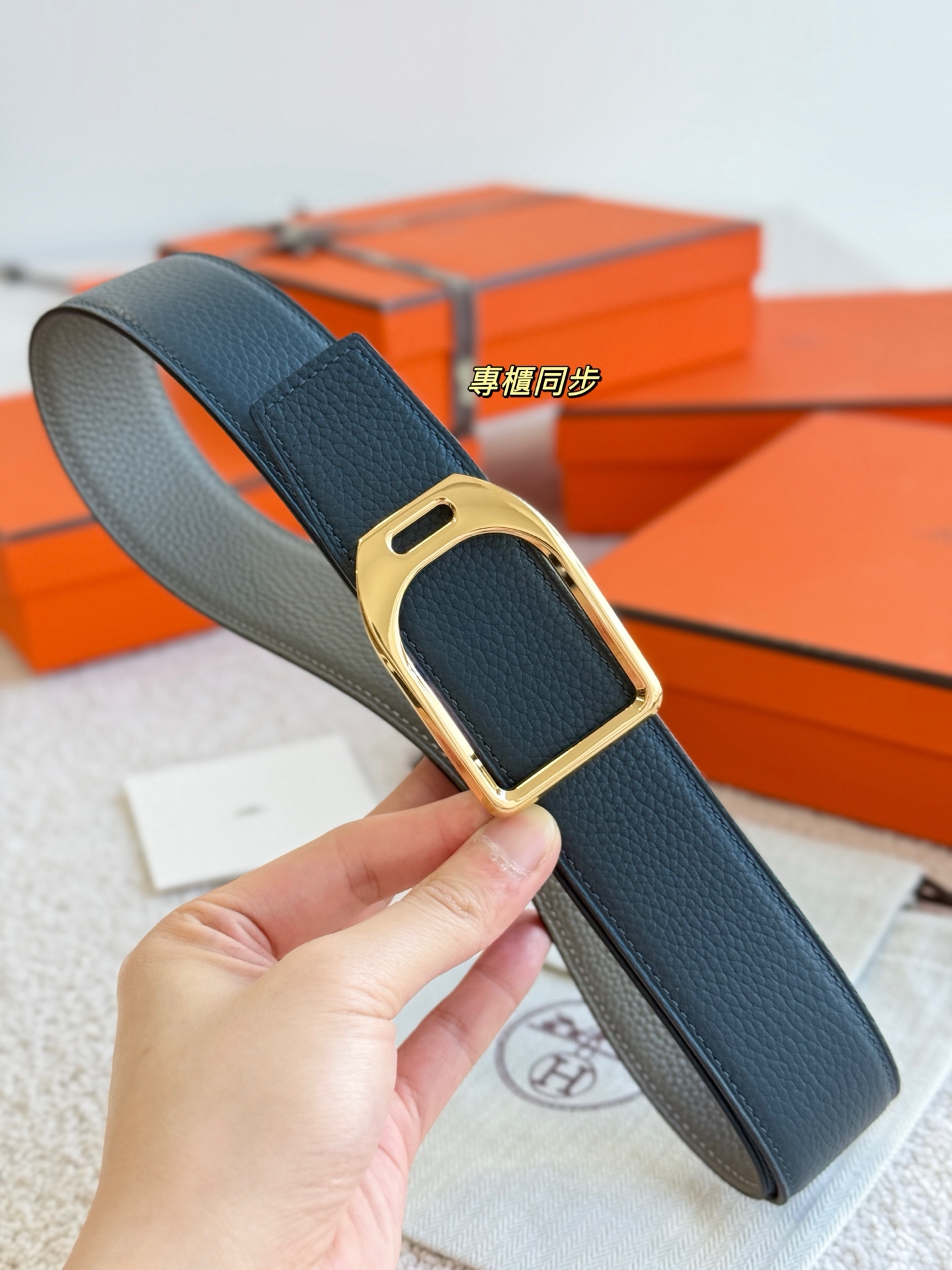 Hermès 代购级 爱马仕 精品五金 搭配雙面进口togo皮 黑配軍綠 宽度38MM 以其精湛工艺高品质材料和 设计备受推崇 是男士腰带 选择 简约 适合商务和休闲场合 产品手感细腻 不仅是实用配饰 更是身份与品味的象征