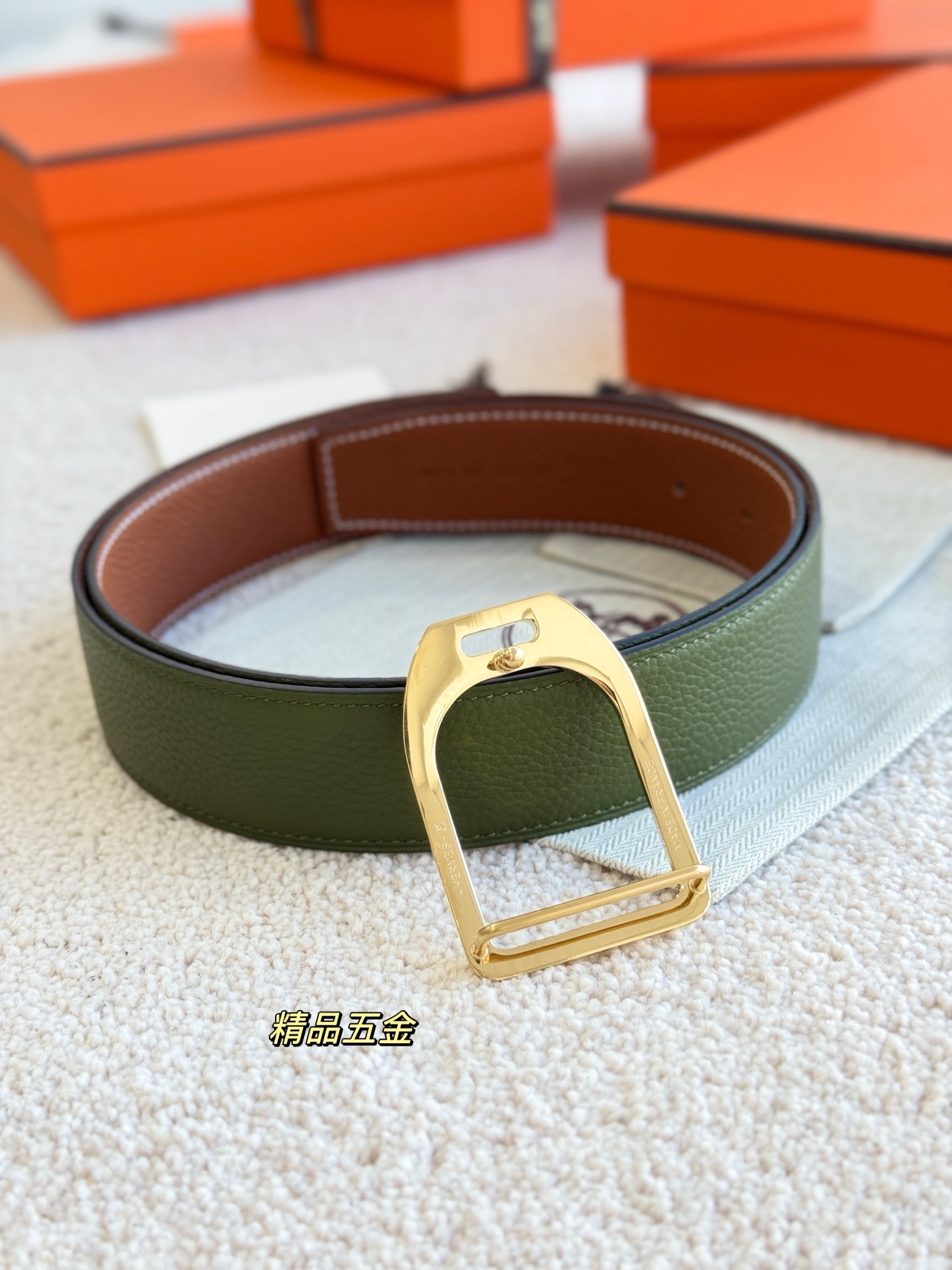 Hermès 代购级 爱马仕 精品五金 搭配雙面进口togo皮 黑配軍綠 宽度38MM 以其精湛工艺高品质材料和 设计备受推崇 是男士腰带 选择 简约 适合商务和休闲场合 产品手感细腻 不仅是实用配饰 更是身份与品味的象征