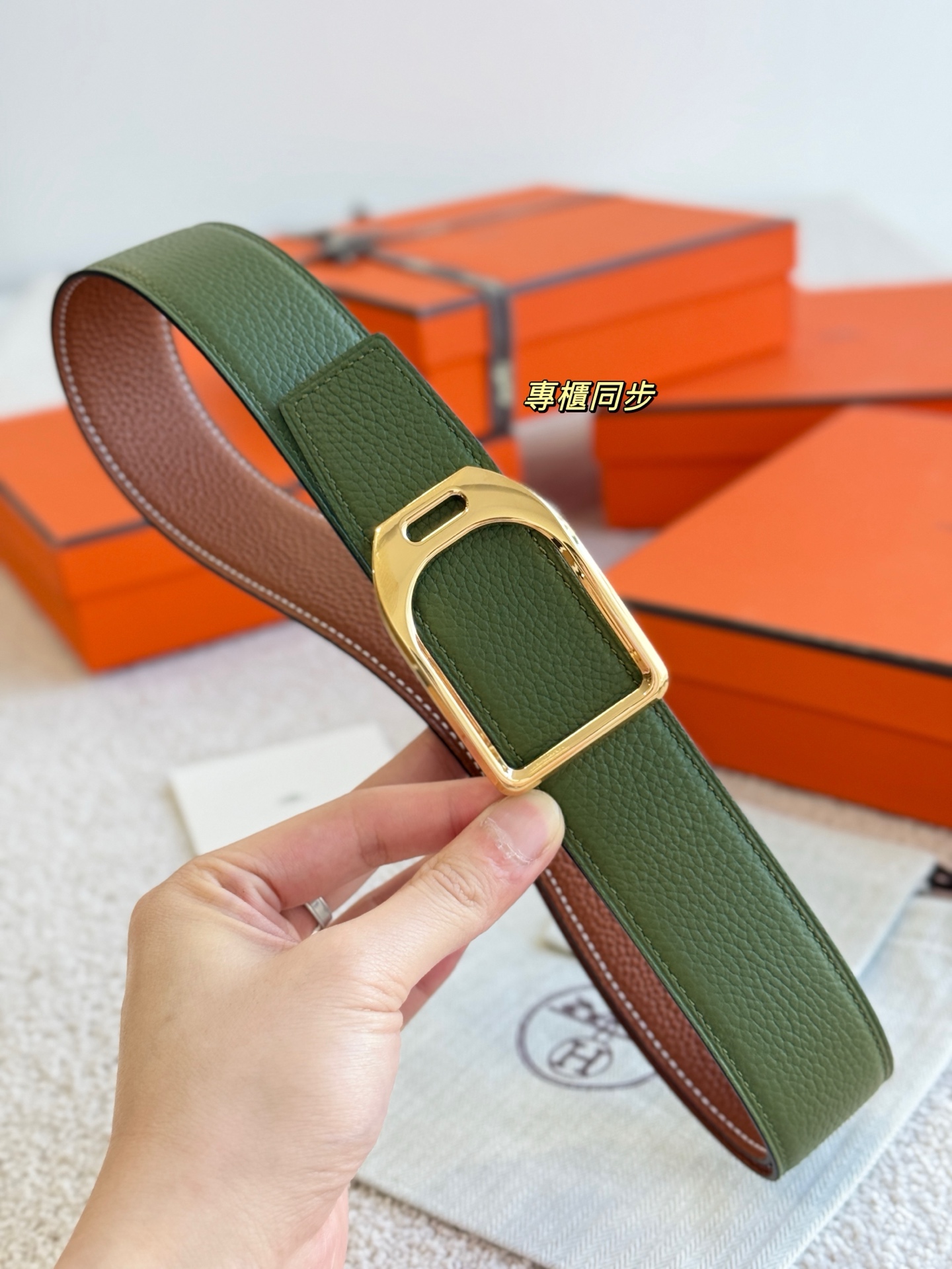 Hermès 代购级 爱马仕 精品五金 搭配雙面进口togo皮 黑配軍綠 宽度38MM 以其精湛工艺高品质材料和 设计备受推崇 是男士腰带 选择 简约 适合商务和休闲场合 产品手感细腻 不仅是实用配饰 更是身份与品味的象征