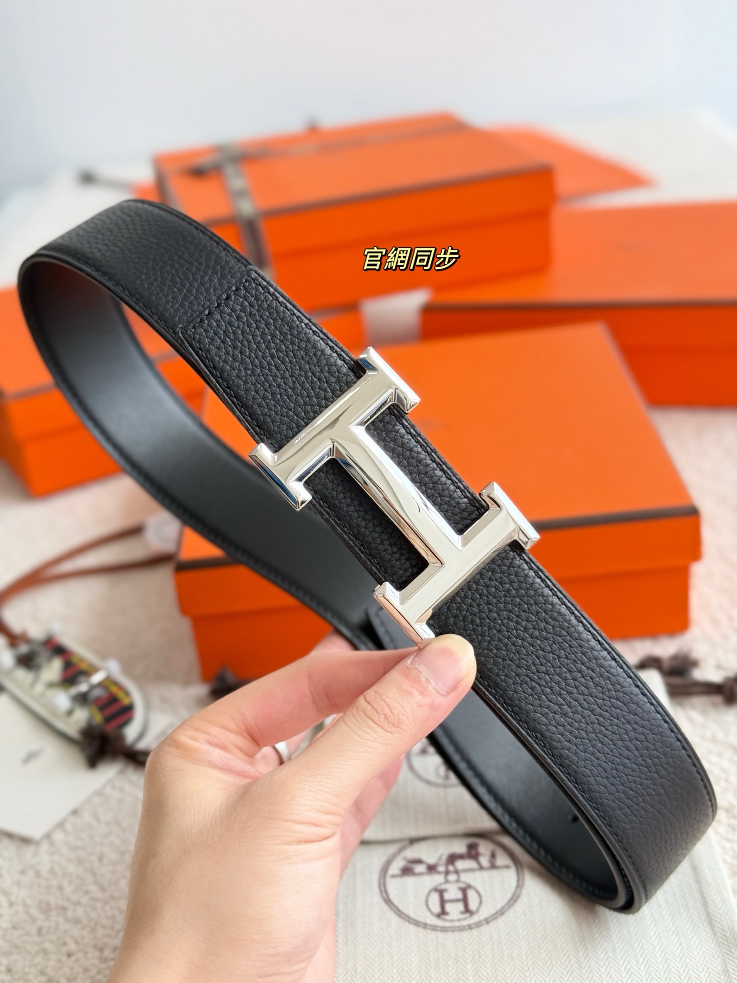 Hermès 代购级 爱马仕 精品五金 搭配进口togo皮 以其精湛工艺高品质材料和 设计备受推崇 是男士腰带 选择 简约 适合商务和休闲场合 产品手感细腻 不仅是实用配饰 更是身份与品味的象征