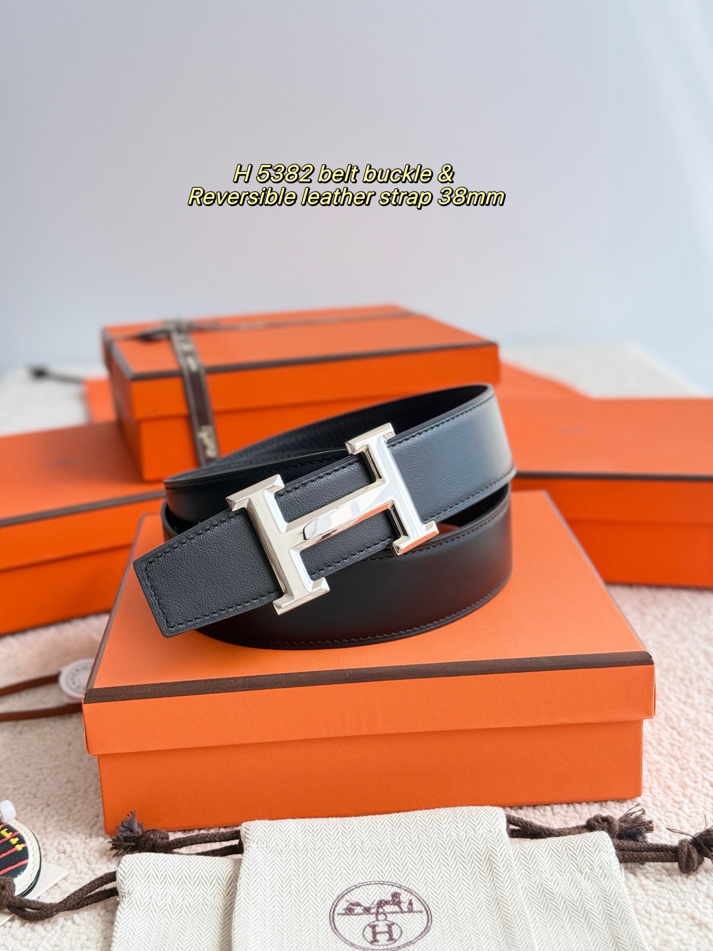 Hermès 代购级 爱马仕 精品五金 搭配进口togo皮 以其精湛工艺高品质材料和 设计备受推崇 是男士腰带 选择 简约 适合商务和休闲场合 产品手感细腻 不仅是实用配饰 更是身份与品味的象征