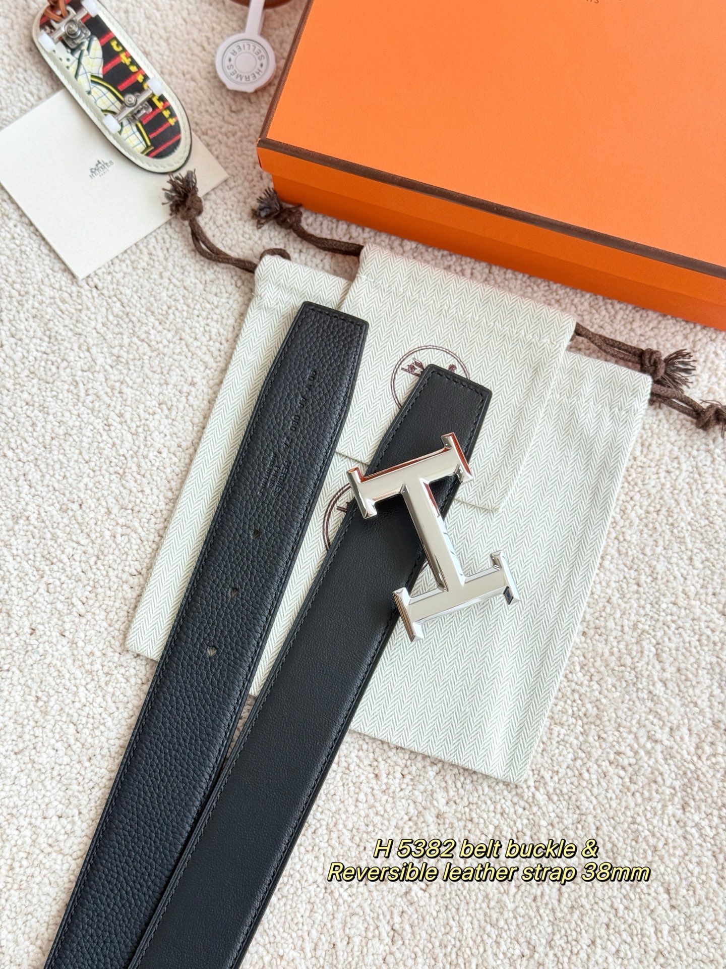 Hermès 代购级 爱马仕 精品五金 搭配进口togo皮 以其精湛工艺高品质材料和 设计备受推崇 是男士腰带 选择 简约 适合商务和休闲场合 产品手感细腻 不仅是实用配饰 更是身份与品味的象征
