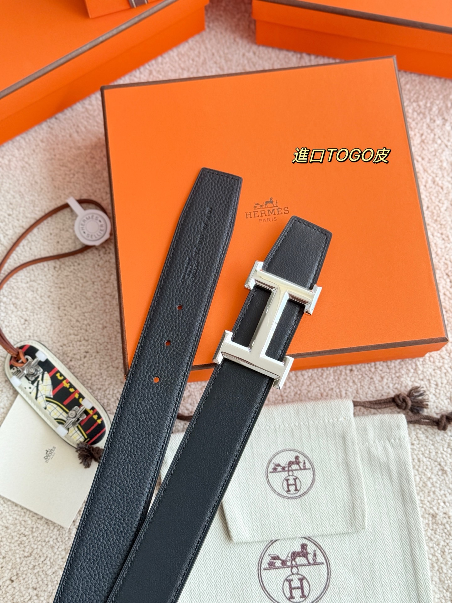Hermès 代购级 爱马仕 精品五金 搭配进口togo皮 以其精湛工艺高品质材料和 设计备受推崇 是男士腰带 选择 简约 适合商务和休闲场合 产品手感细腻 不仅是实用配饰 更是身份与品味的象征