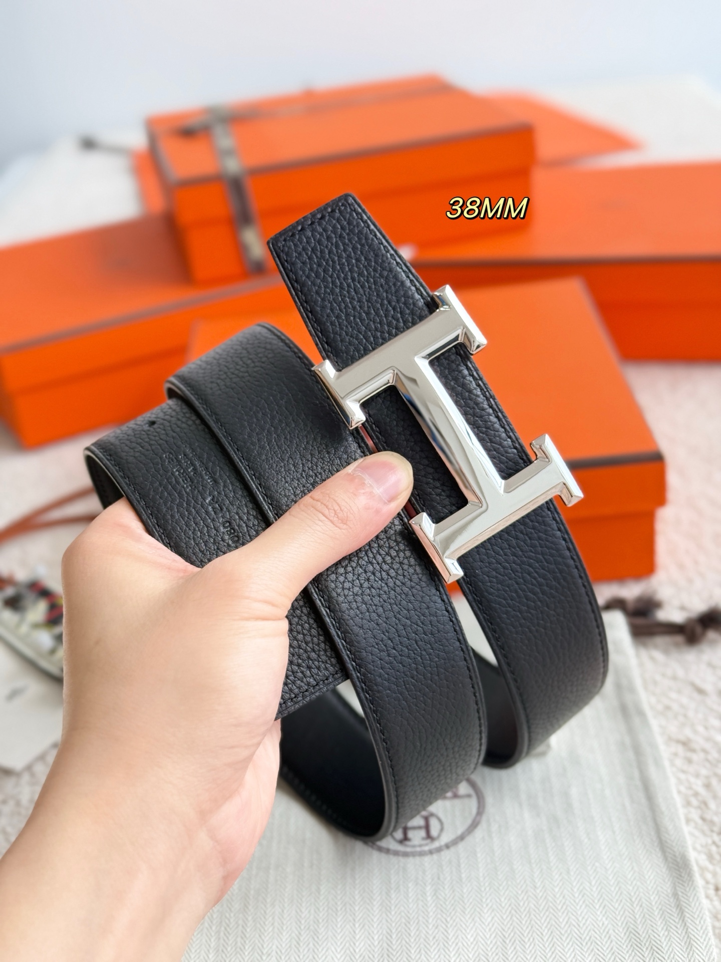 Hermès 代购级 爱马仕 精品五金 搭配进口togo皮 以其精湛工艺高品质材料和 设计备受推崇 是男士腰带 选择 简约 适合商务和休闲场合 产品手感细腻 不仅是实用配饰 更是身份与品味的象征