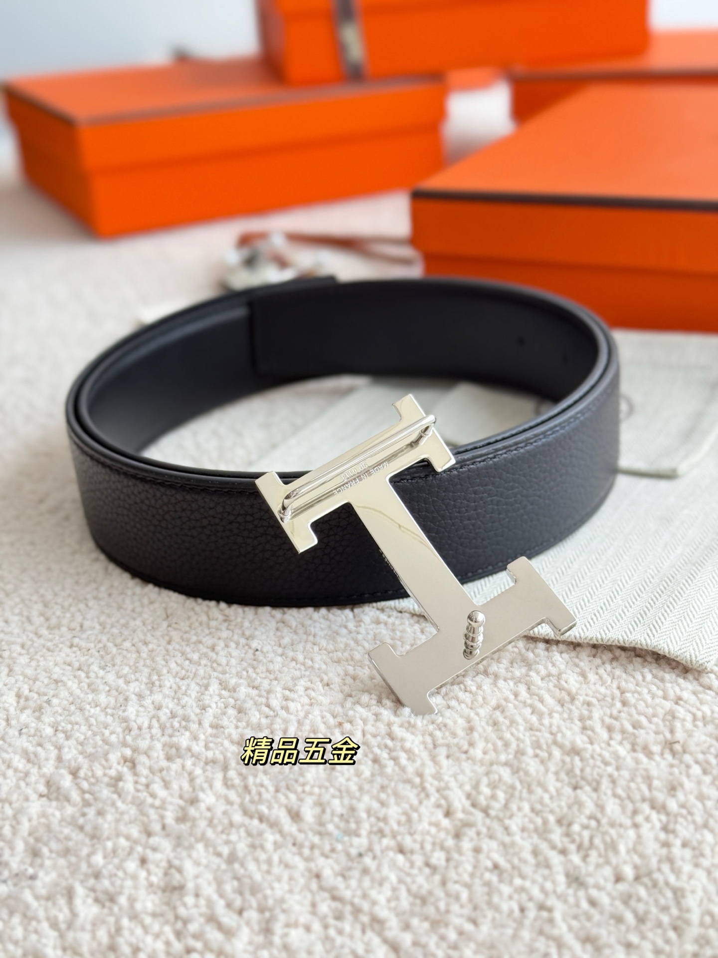 Hermès 代购级 爱马仕 精品五金 搭配进口togo皮 以其精湛工艺高品质材料和 设计备受推崇 是男士腰带 选择 简约 适合商务和休闲场合 产品手感细腻 不仅是实用配饰 更是身份与品味的象征