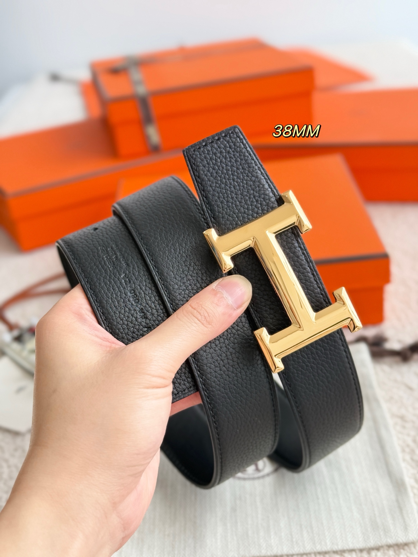 Hermès 代购级 爱马仕 精品五金 搭配进口togo皮 以其精湛工艺高品质材料和 设计备受推崇 是男士腰带 选择 简约 适合商务和休闲场合 产品手感细腻 不仅是实用配饰 更是身份与品味的象征