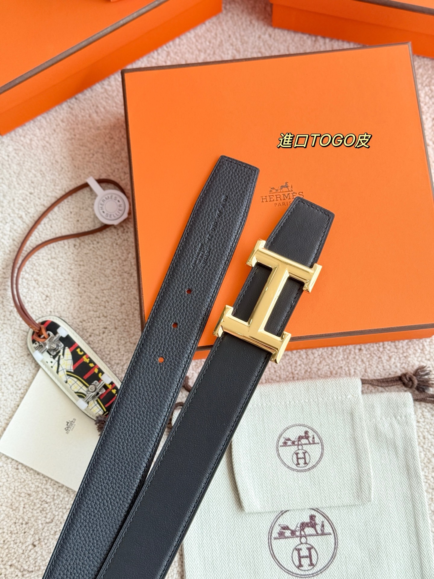 Hermès 代购级 爱马仕 精品五金 搭配进口togo皮 以其精湛工艺高品质材料和 设计备受推崇 是男士腰带 选择 简约 适合商务和休闲场合 产品手感细腻 不仅是实用配饰 更是身份与品味的象征
