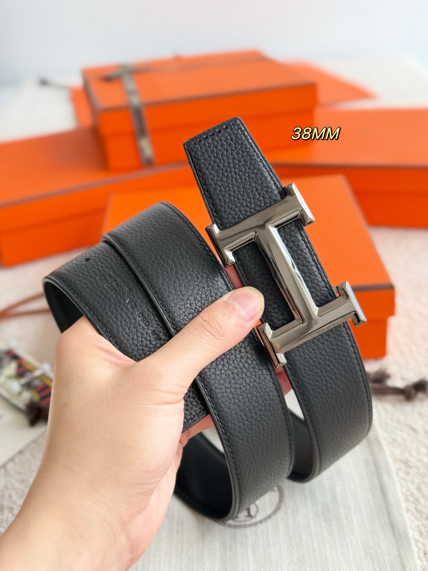 Hermès 代购级 爱马仕 精品五金 搭配进口togo皮 以其精湛工艺高品质材料和 设计备受推崇 是男士腰带 选择 简约 适合商务和休闲场合 产品手感细腻 不仅是实用配饰 更是身份与品味的象征