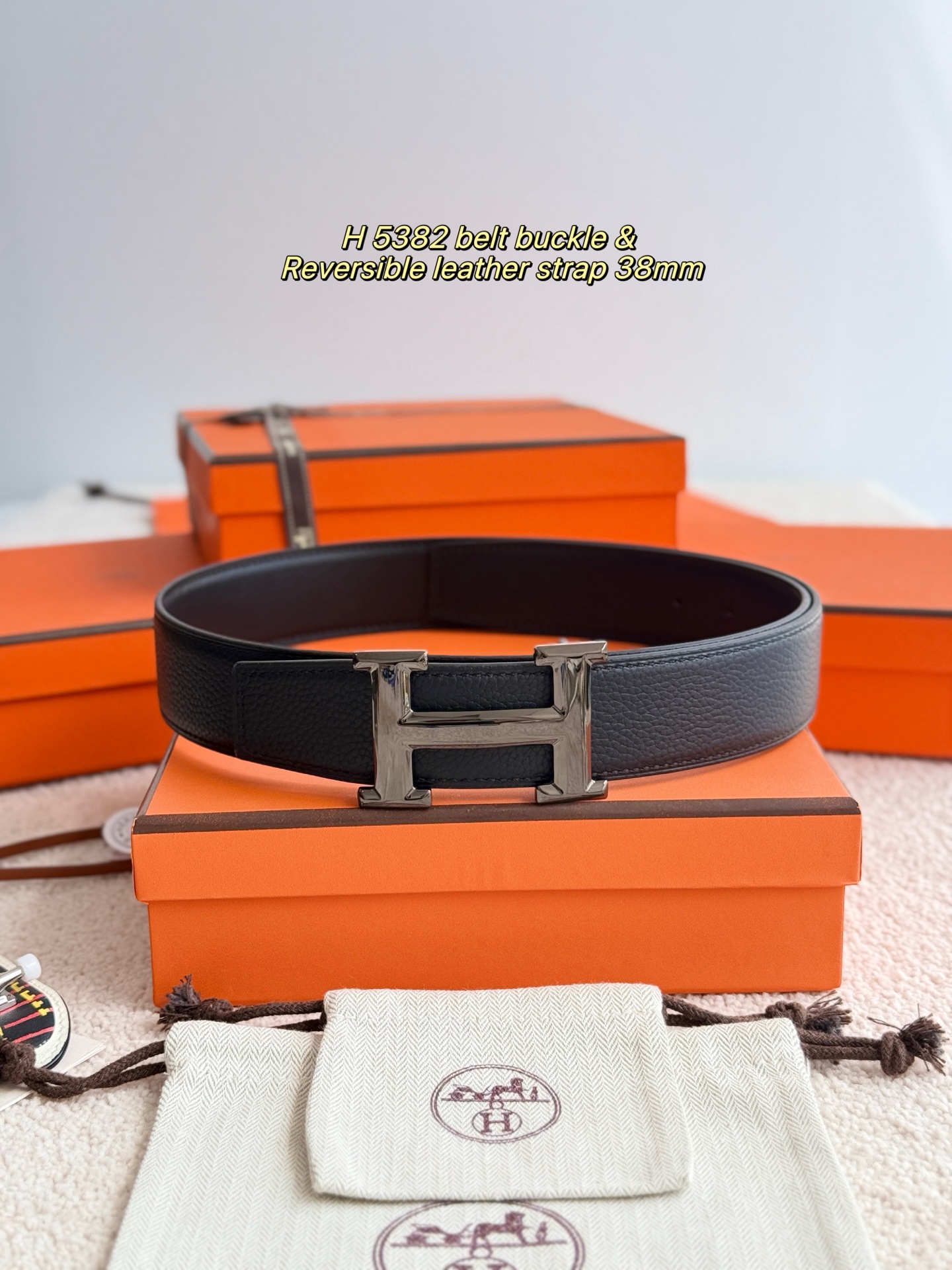 Hermès 代购级 爱马仕 精品五金 搭配进口togo皮 以其精湛工艺高品质材料和 设计备受推崇 是男士腰带 选择 简约 适合商务和休闲场合 产品手感细腻 不仅是实用配饰 更是身份与品味的象征