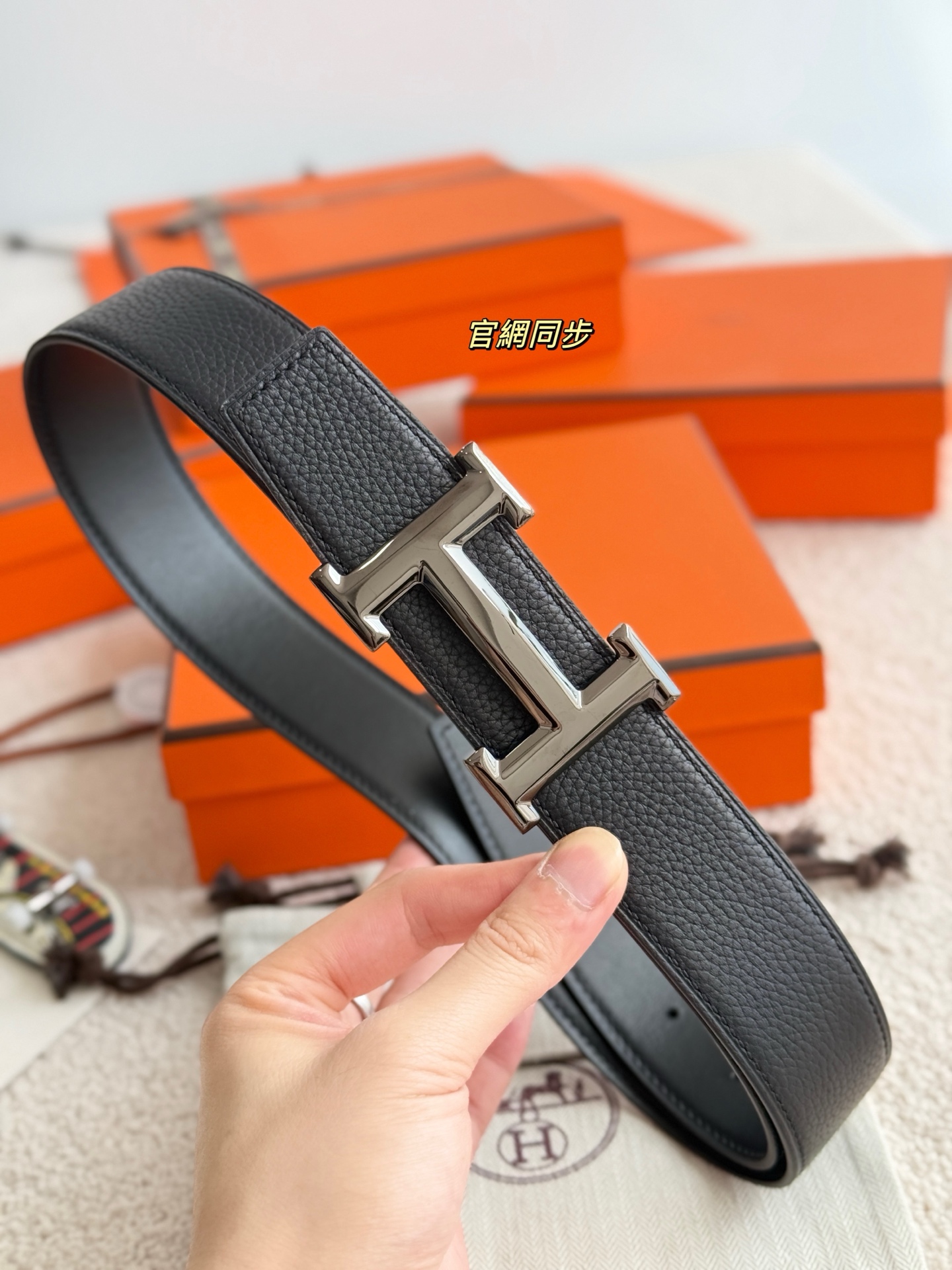 Hermès 代购级 爱马仕 精品五金 搭配进口togo皮 以其精湛工艺高品质材料和 设计备受推崇 是男士腰带 选择 简约 适合商务和休闲场合 产品手感细腻 不仅是实用配饰 更是身份与品味的象征