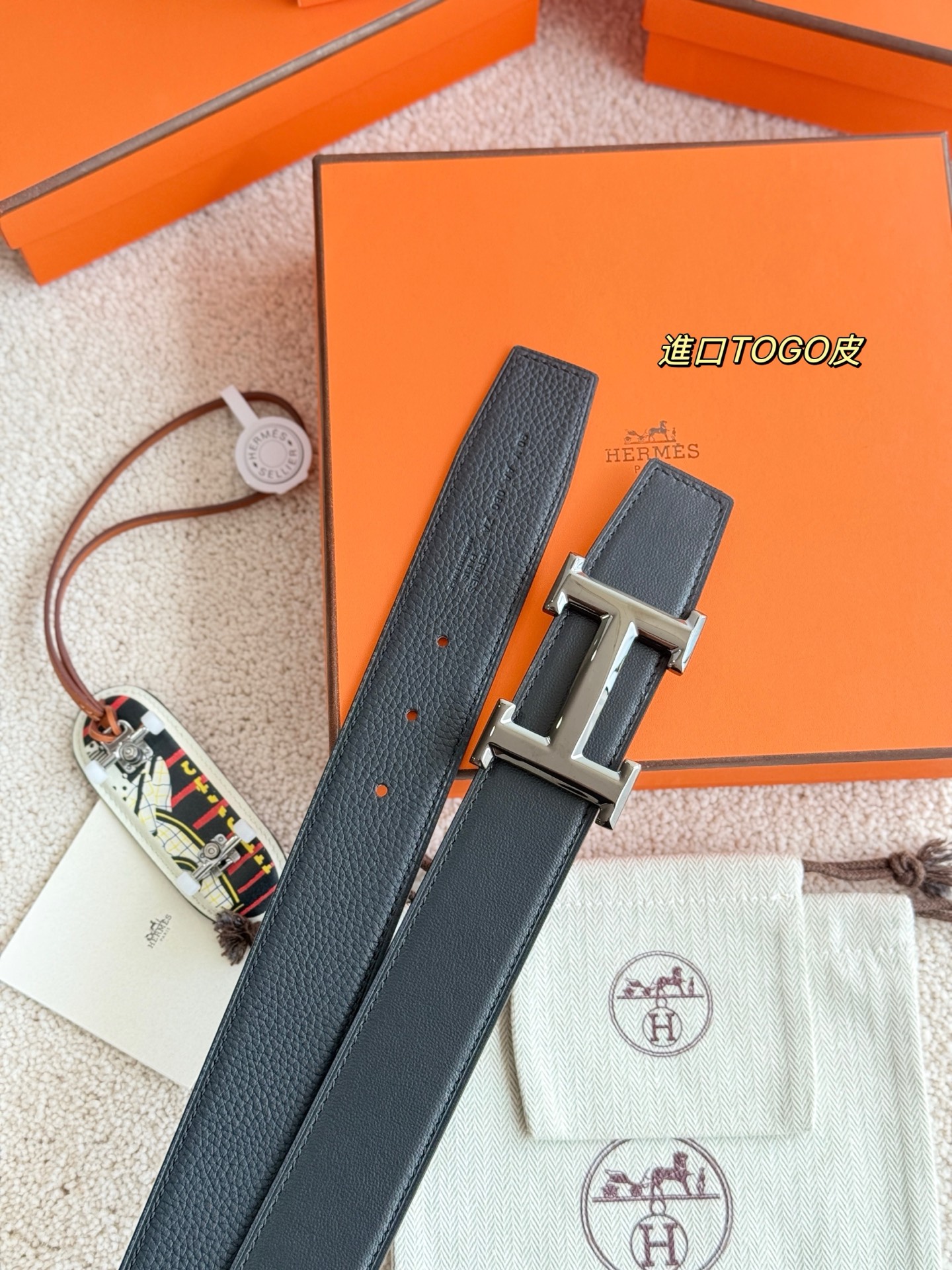 Hermès 代购级 爱马仕 精品五金 搭配进口togo皮 以其精湛工艺高品质材料和 设计备受推崇 是男士腰带 选择 简约 适合商务和休闲场合 产品手感细腻 不仅是实用配饰 更是身份与品味的象征