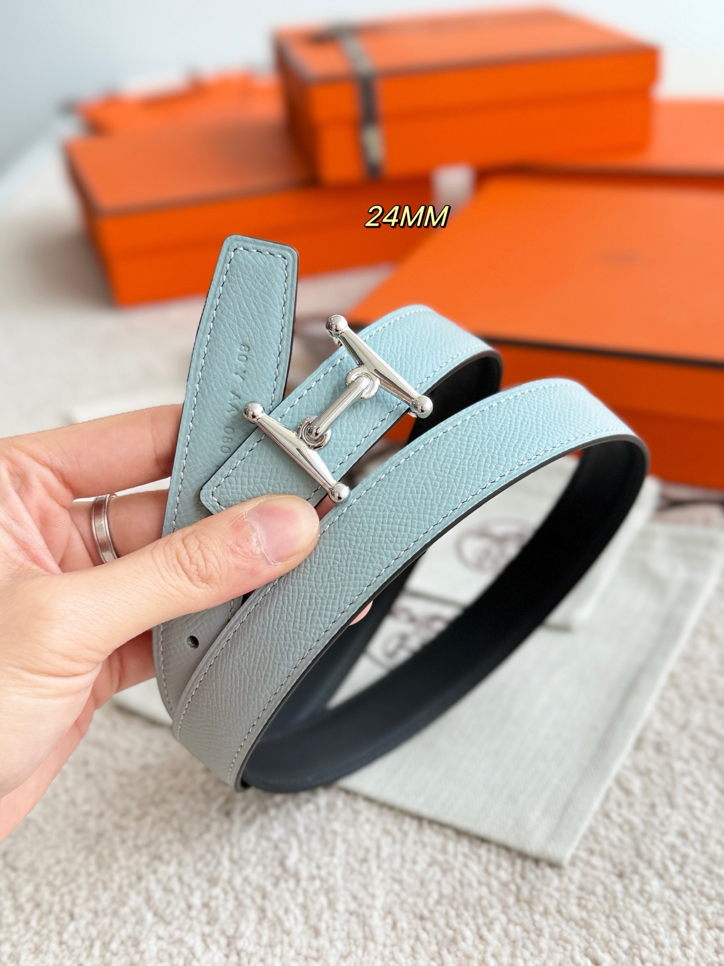 Hermès 代购级 爱马仕 宽度2 5cm MORS H 精品五金 搭配进口epsom皮 Hermes女款腰带以其精湛工艺高品质材料和 设计备受推崇 是女士腰带 选择 简约 产品手感细腻 不仅是实用配饰 更能为整体造型增添亮点