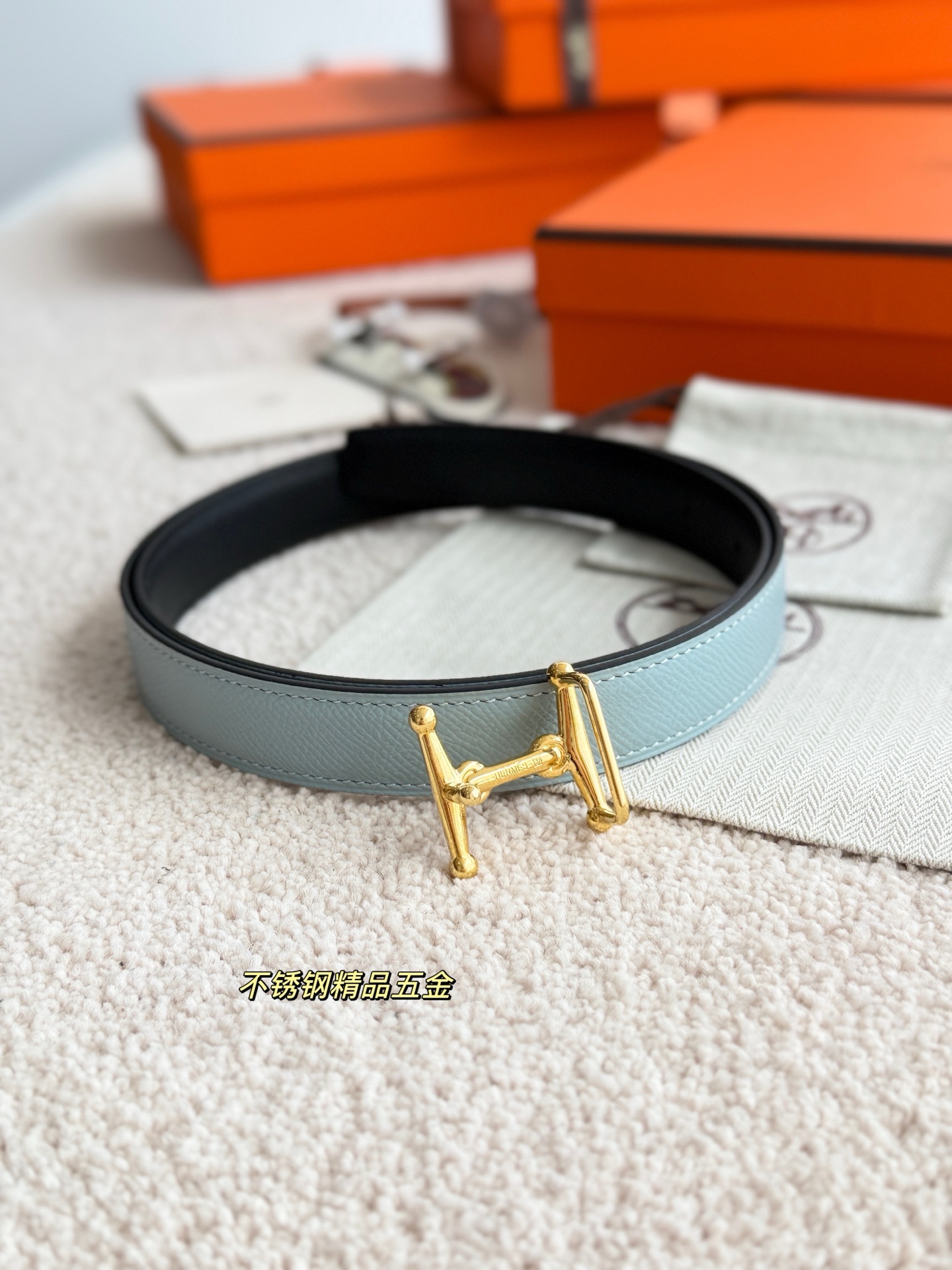 Hermès 代购级 爱马仕 宽度2 5cm MORS H 精品五金 搭配进口epsom皮 Hermes女款腰带以其精湛工艺高品质材料和 设计备受推崇 是女士腰带 选择 简约 产品手感细腻 不仅是实用配饰 更能为整体造型增添亮点