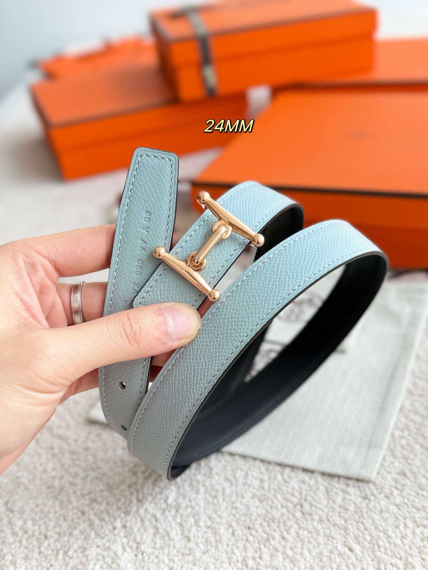 Hermès 代购级 爱马仕 宽度2 5cm MORS H 精品五金 搭配进口epsom皮 Hermes女款腰带以其精湛工艺高品质材料和 设计备受推崇 是女士腰带 选择 简约 产品手感细腻 不仅是实用配饰 更能为整体造型增添亮点