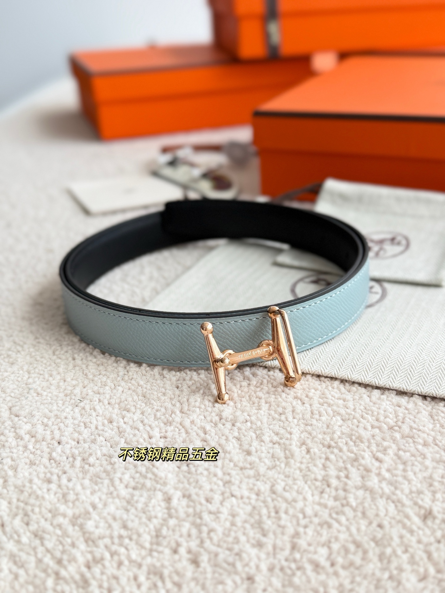Hermès 代购级 爱马仕 宽度2 5cm MORS H 精品五金 搭配进口epsom皮 Hermes女款腰带以其精湛工艺高品质材料和 设计备受推崇 是女士腰带 选择 简约 产品手感细腻 不仅是实用配饰 更能为整体造型增添亮点