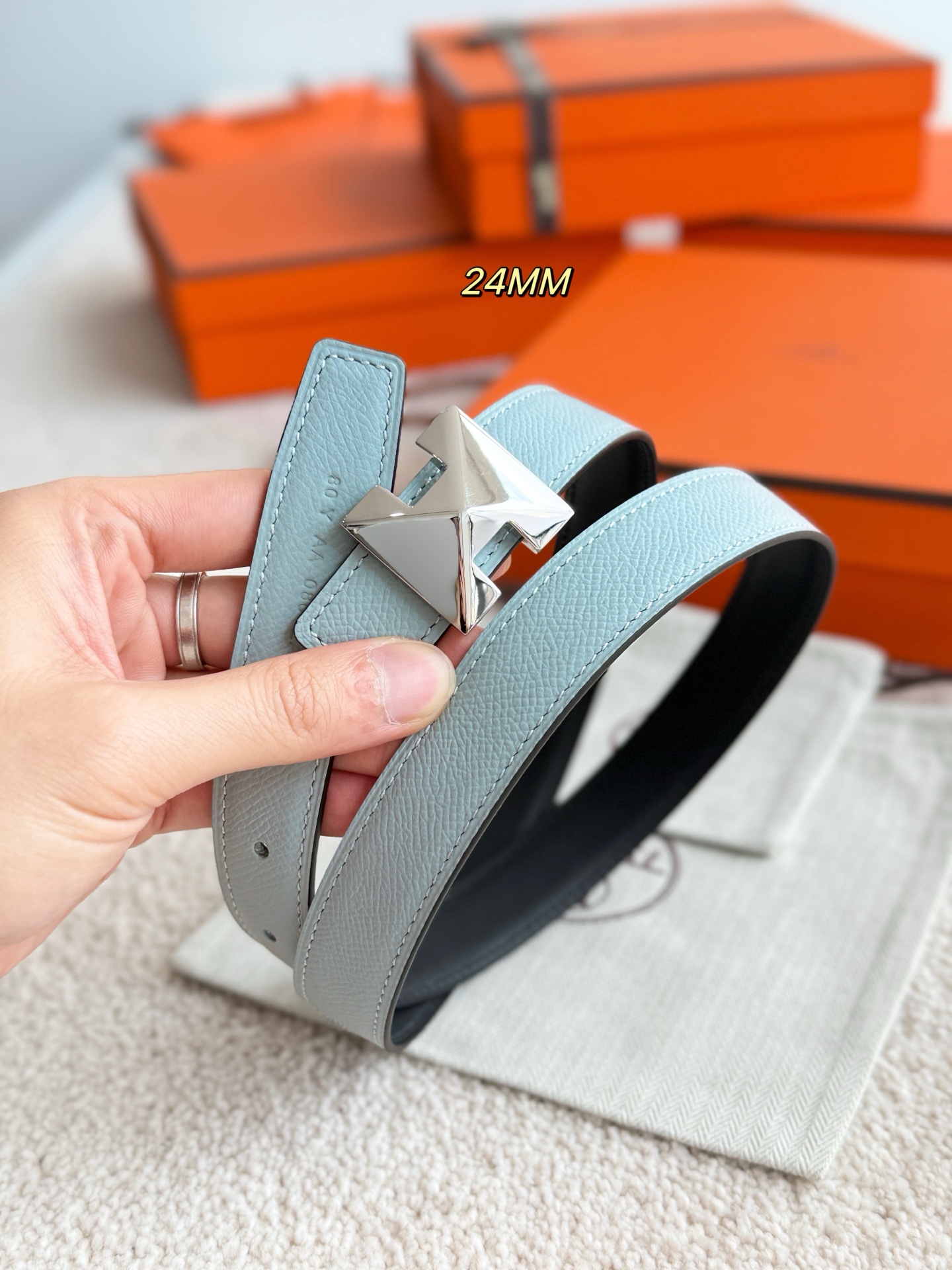 Hermès 代购级 爱马仕 宽度2 5cm MORS H 精品五金 搭配进口epsom皮 Hermes女款腰带以其精湛工艺高品质材料和 设计备受推崇 是女士腰带 选择 简约 产品手感细腻 不仅是实用配饰 更能为整体造型增添亮点