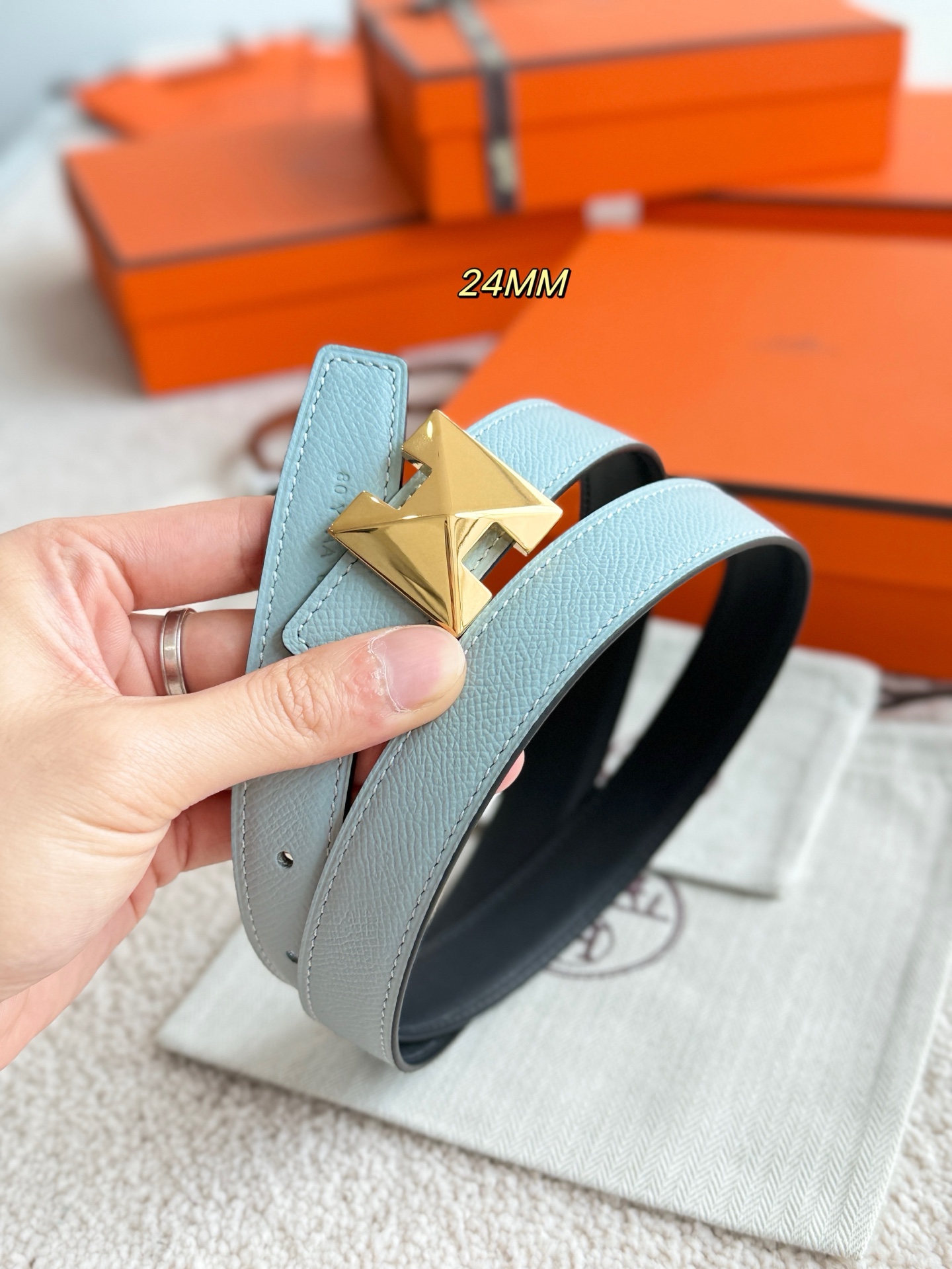 Hermès 代购级 爱马仕 宽度2 5cm MORS H 精品五金 搭配进口epsom皮 Hermes女款腰带以其精湛工艺高品质材料和 设计备受推崇 是女士腰带 选择 简约 产品手感细腻 不仅是实用配饰 更能为整体造型增添亮点