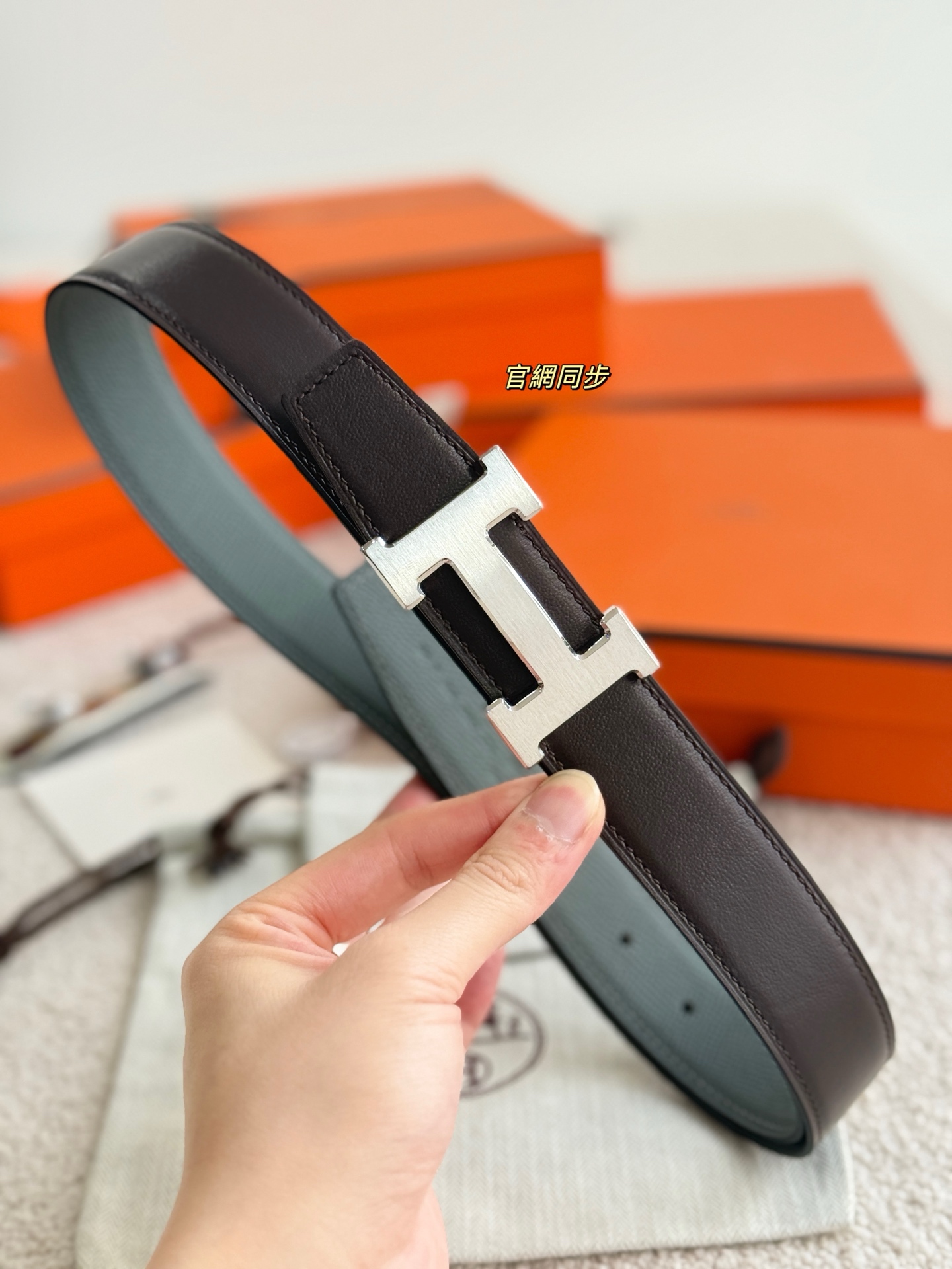 Hermès 代购级 爱马仕 搭配 epsom皮 深咖swift进口皮 宽度32MM 以其精湛工艺高品质材料和 设计备受推崇 是男士腰带 选择 简约 适合商务和休闲场合 产品手感细腻 不仅是实用配饰 更是身份与品味的象征