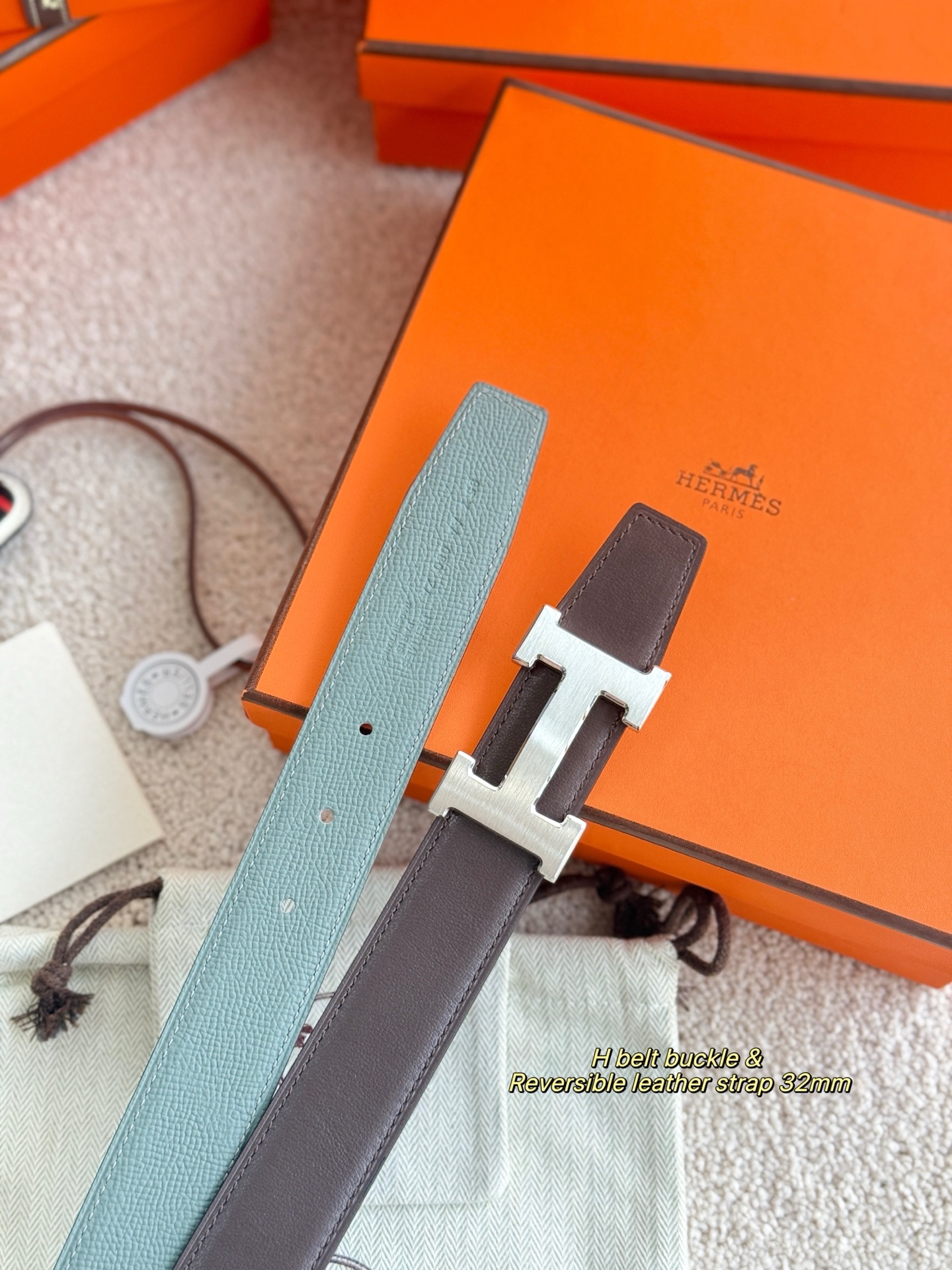Hermès 代购级 爱马仕 搭配 epsom皮 深咖swift进口皮 宽度32MM 以其精湛工艺高品质材料和 设计备受推崇 是男士腰带 选择 简约 适合商务和休闲场合 产品手感细腻 不仅是实用配饰 更是身份与品味的象征