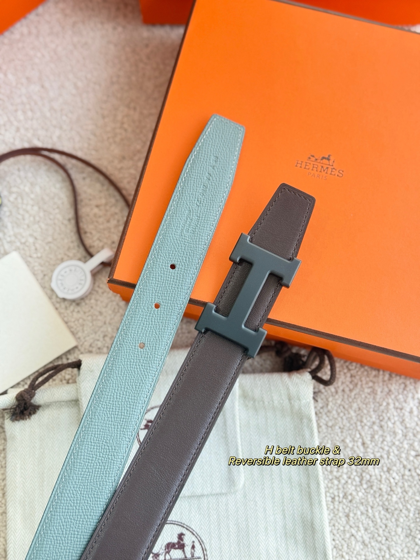 Hermès 代购级 爱马仕 搭配 epsom皮 深咖swift进口皮 宽度32MM 以其精湛工艺高品质材料和 设计备受推崇 是男士腰带 选择 简约 适合商务和休闲场合 产品手感细腻 不仅是实用配饰 更是身份与品味的象征