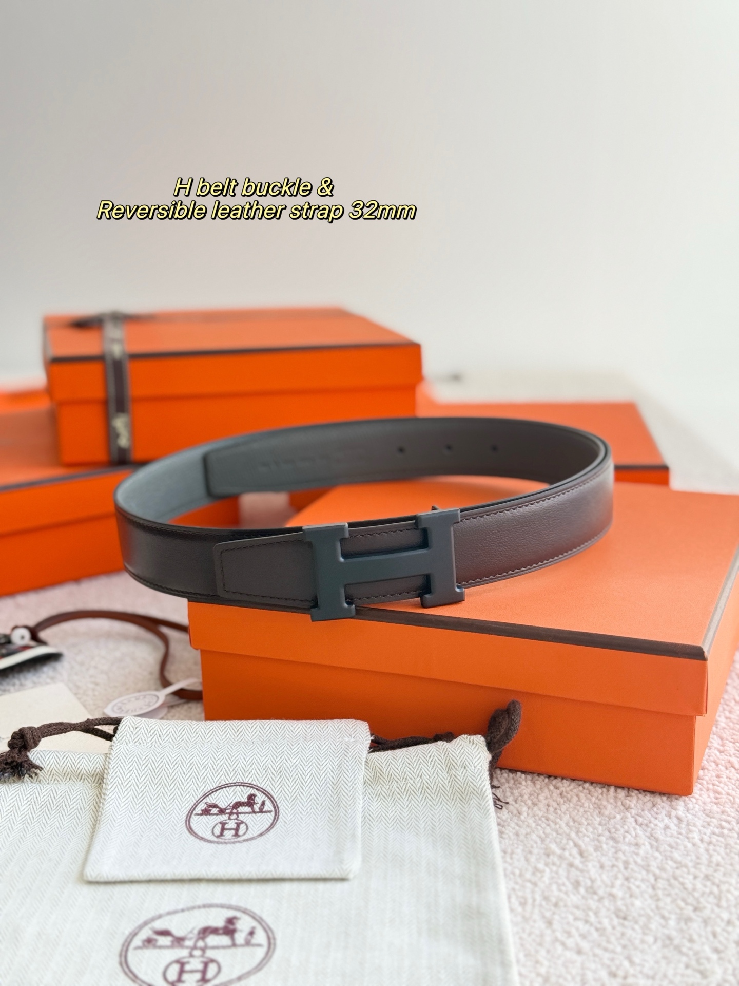 Hermès 代购级 爱马仕 搭配 epsom皮 深咖swift进口皮 宽度32MM 以其精湛工艺高品质材料和 设计备受推崇 是男士腰带 选择 简约 适合商务和休闲场合 产品手感细腻 不仅是实用配饰 更是身份与品味的象征