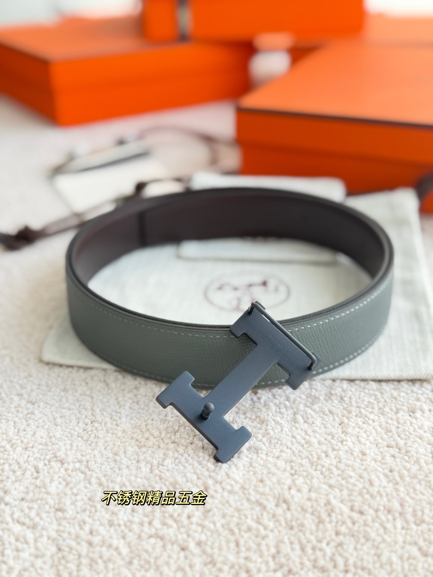 Hermès 代购级 爱马仕 搭配 epsom皮 深咖swift进口皮 宽度32MM 以其精湛工艺高品质材料和 设计备受推崇 是男士腰带 选择 简约 适合商务和休闲场合 产品手感细腻 不仅是实用配饰 更是身份与品味的象征