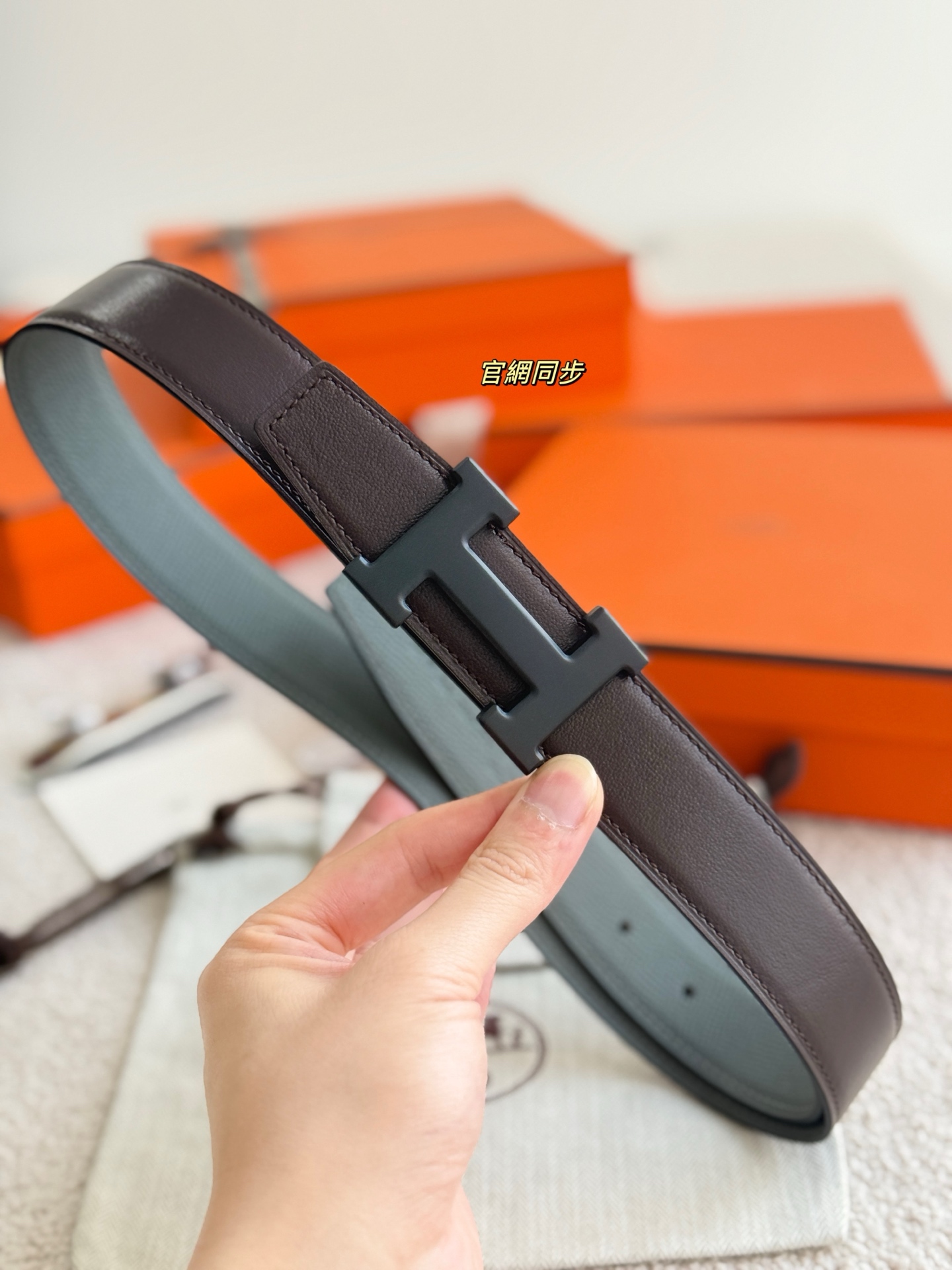 Hermès 代购级 爱马仕 搭配 epsom皮 深咖swift进口皮 宽度32MM 以其精湛工艺高品质材料和 设计备受推崇 是男士腰带 选择 简约 适合商务和休闲场合 产品手感细腻 不仅是实用配饰 更是身份与品味的象征