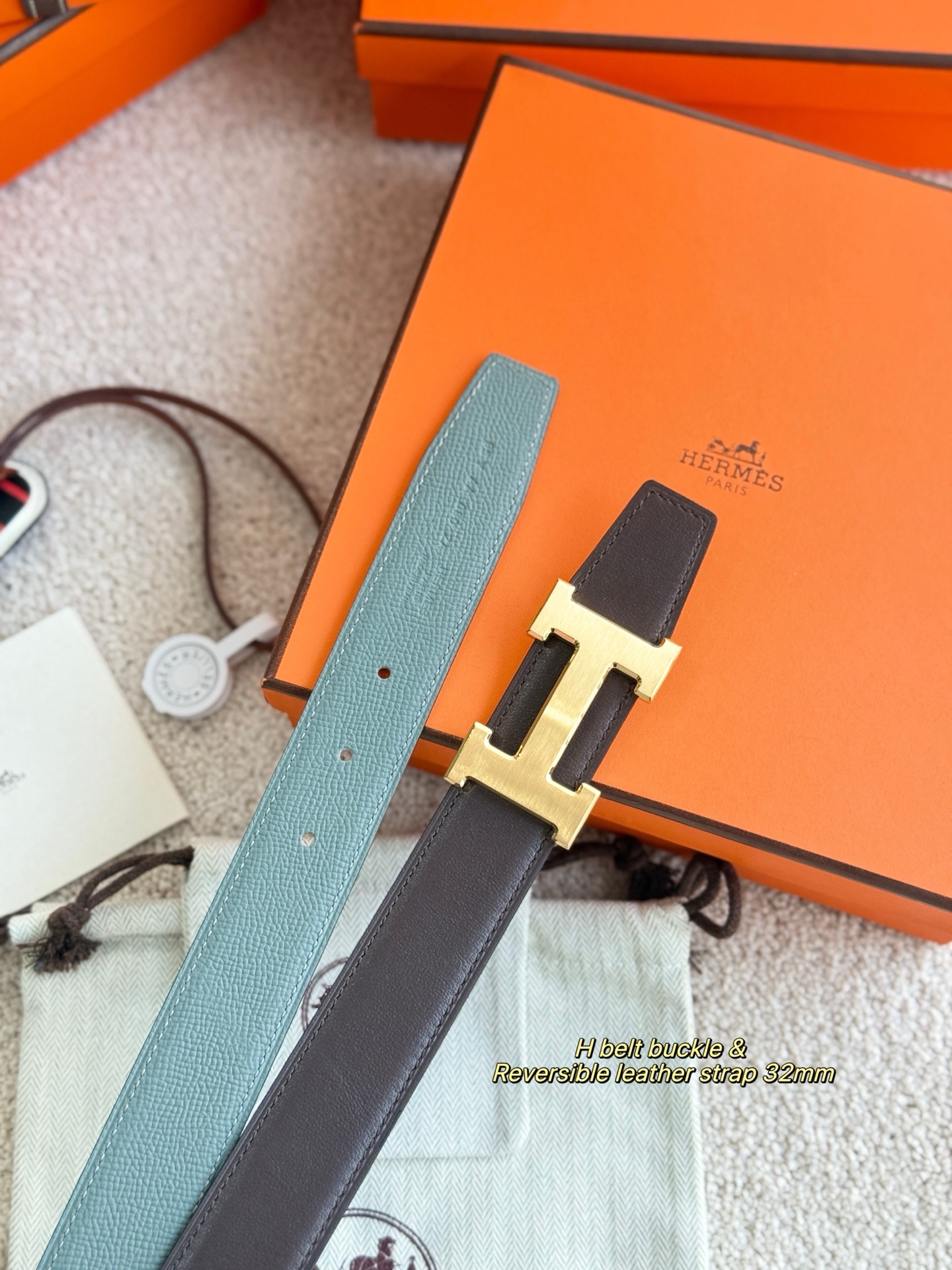 Hermès 代购级 爱马仕 搭配 epsom皮 深咖swift进口皮 宽度32MM 以其精湛工艺高品质材料和 设计备受推崇 是男士腰带 选择 简约 适合商务和休闲场合 产品手感细腻 不仅是实用配饰 更是身份与品味的象征