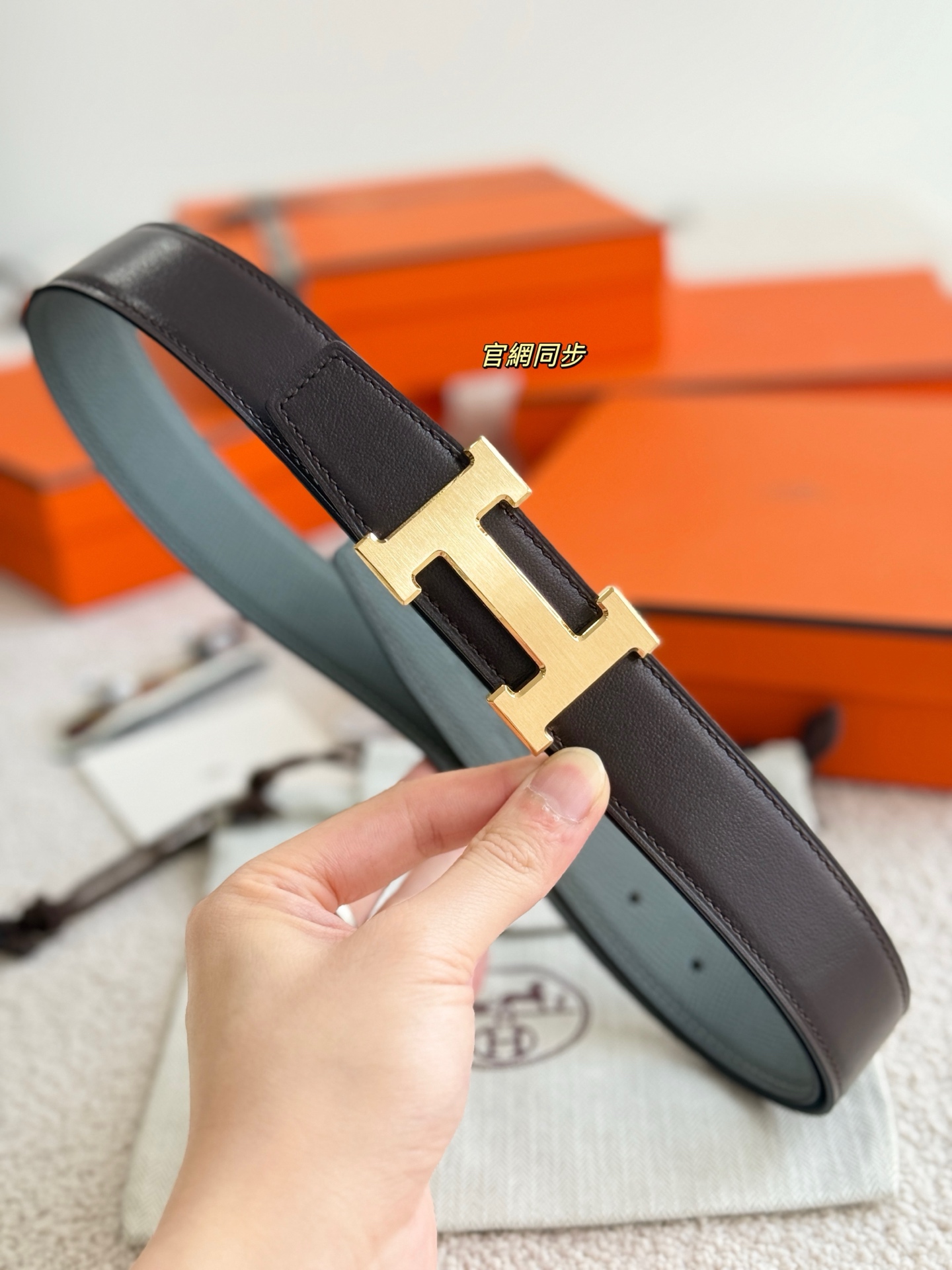 Hermès 代购级 爱马仕 搭配 epsom皮 深咖swift进口皮 宽度32MM 以其精湛工艺高品质材料和 设计备受推崇 是男士腰带 选择 简约 适合商务和休闲场合 产品手感细腻 不仅是实用配饰 更是身份与品味的象征