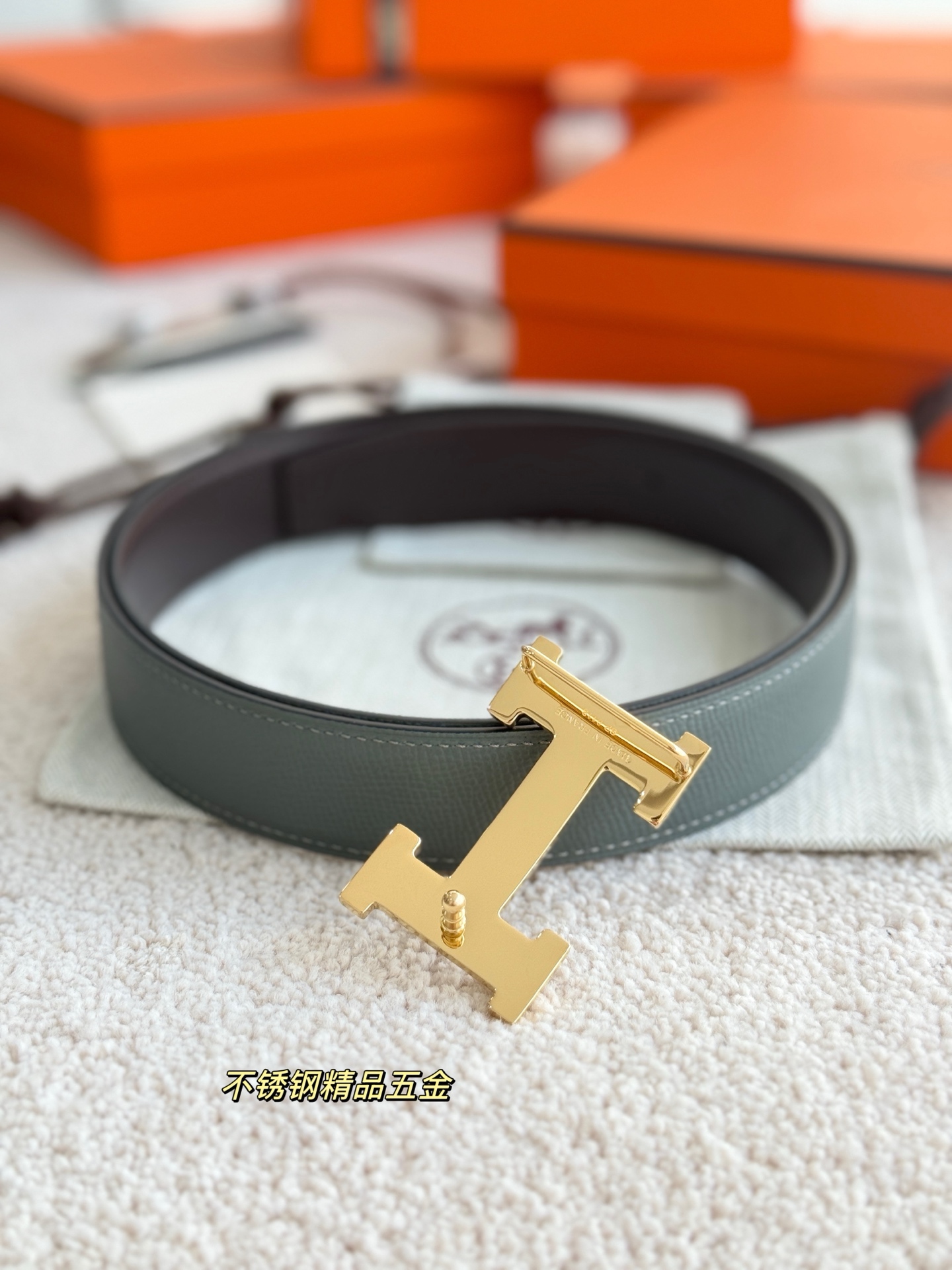 Hermès 代购级 爱马仕 搭配 epsom皮 深咖swift进口皮 宽度32MM 以其精湛工艺高品质材料和 设计备受推崇 是男士腰带 选择 简约 适合商务和休闲场合 产品手感细腻 不仅是实用配饰 更是身份与品味的象征