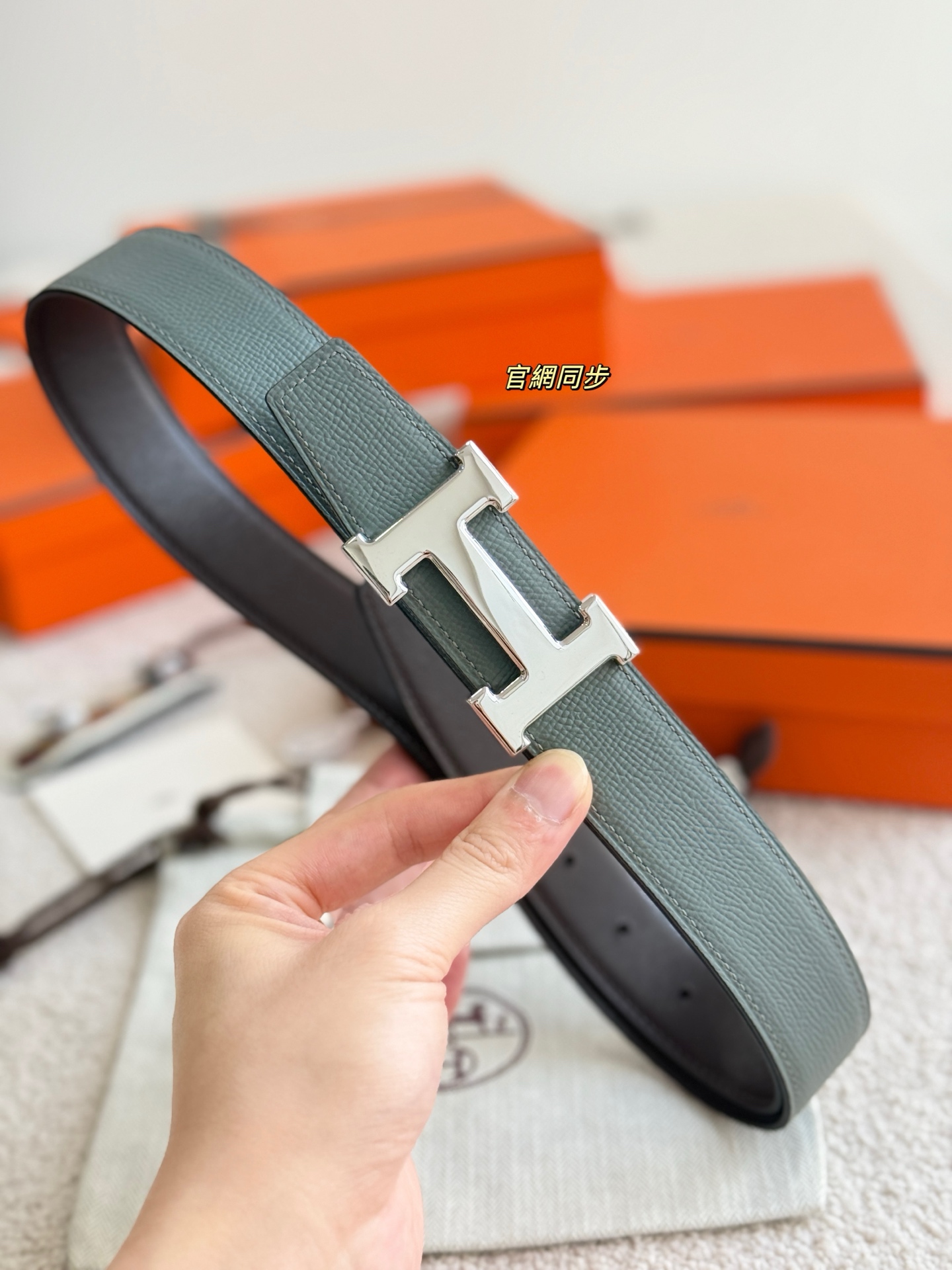 Hermès 代购级 爱马仕 搭配 epsom皮 深咖swift进口皮 宽度32MM 以其精湛工艺高品质材料和 设计备受推崇 是男士腰带 选择 简约 适合商务和休闲场合 产品手感细腻 不仅是实用配饰 更是身份与品味的象征
