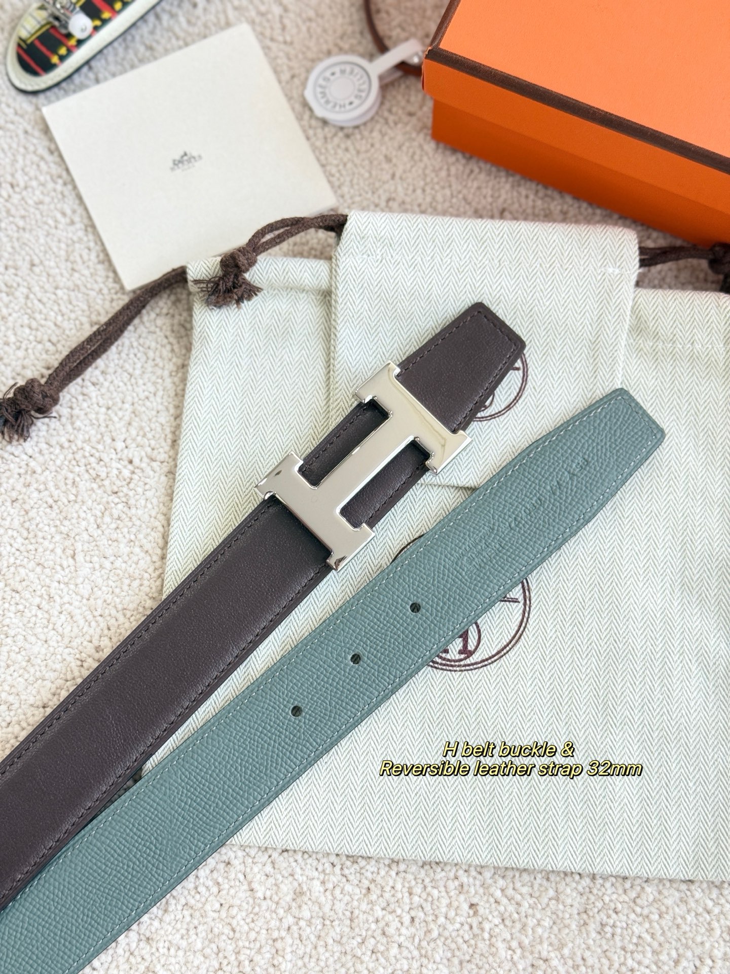 Hermès 代购级 爱马仕 搭配 epsom皮 深咖swift进口皮 宽度32MM 以其精湛工艺高品质材料和 设计备受推崇 是男士腰带 选择 简约 适合商务和休闲场合 产品手感细腻 不仅是实用配饰 更是身份与品味的象征