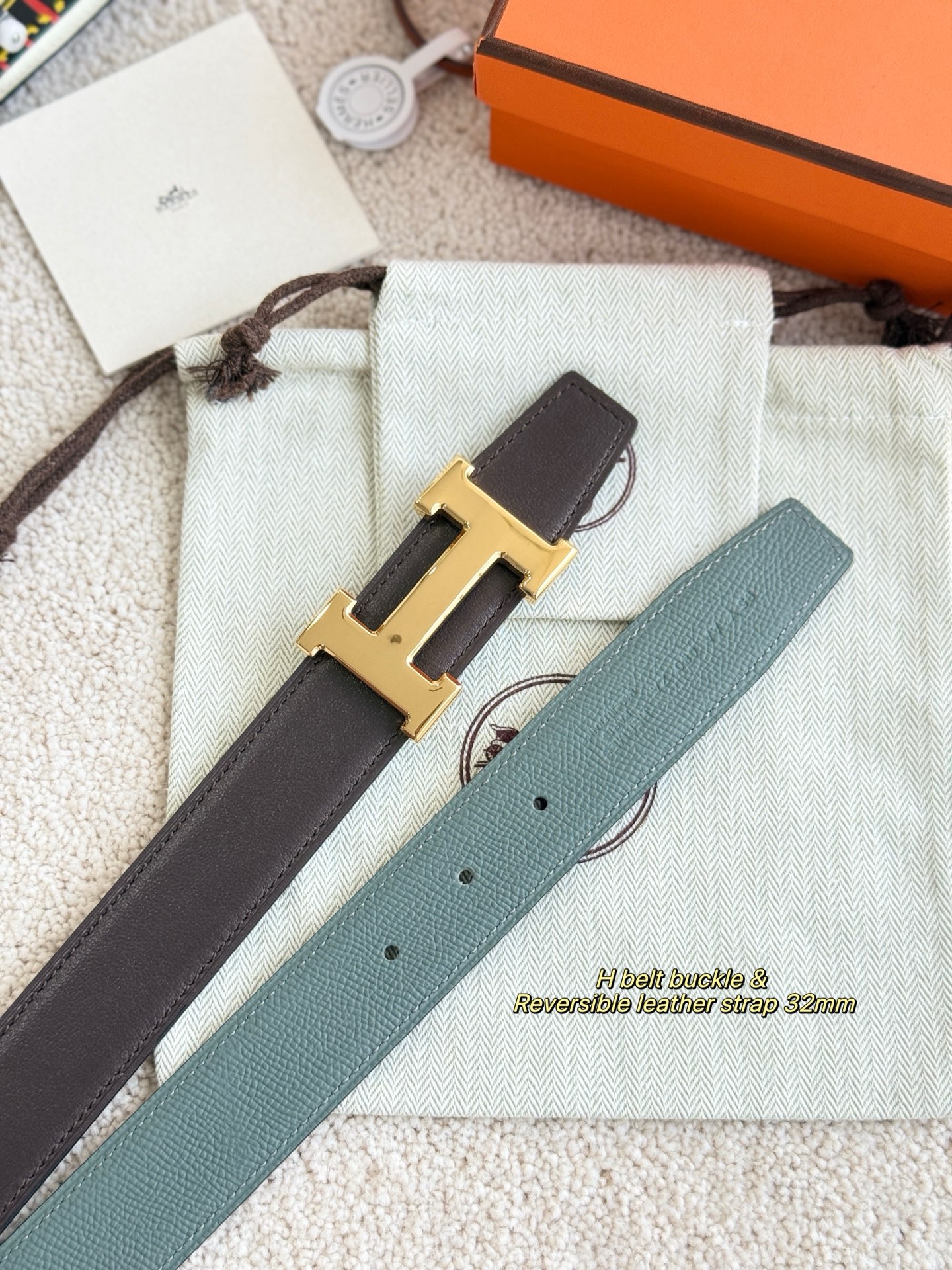 Hermès 代购级 爱马仕 搭配 epsom皮 深咖swift进口皮 宽度32MM 以其精湛工艺高品质材料和 设计备受推崇 是男士腰带 选择 简约 适合商务和休闲场合 产品手感细腻 不仅是实用配饰 更是身份与品味的象征