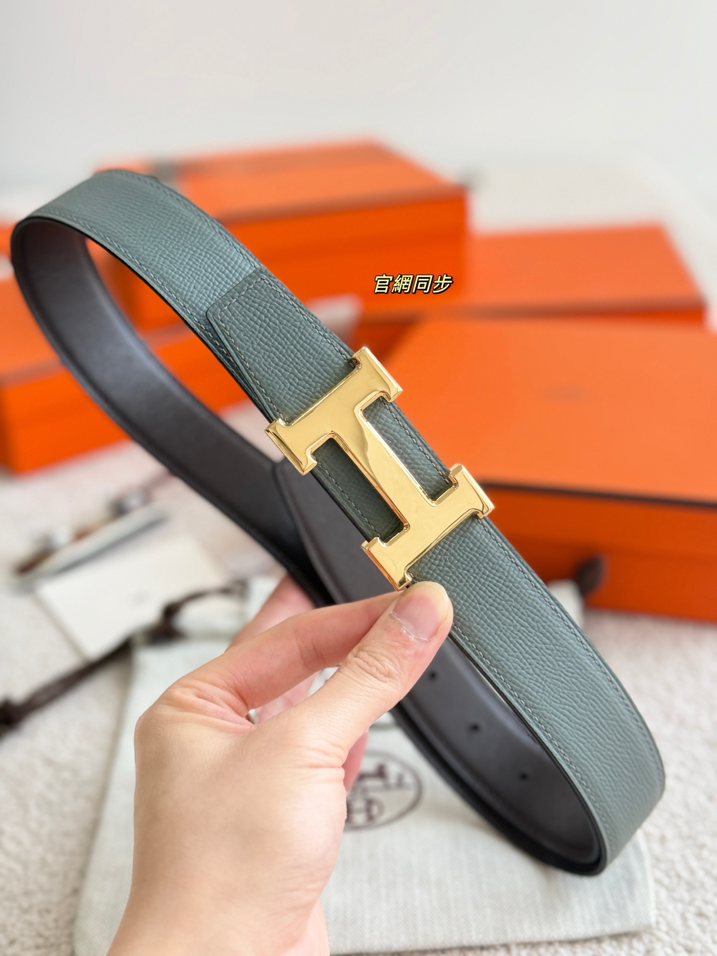 Hermès 代购级 爱马仕 搭配 epsom皮 深咖swift进口皮 宽度32MM 以其精湛工艺高品质材料和 设计备受推崇 是男士腰带 选择 简约 适合商务和休闲场合 产品手感细腻 不仅是实用配饰 更是身份与品味的象征