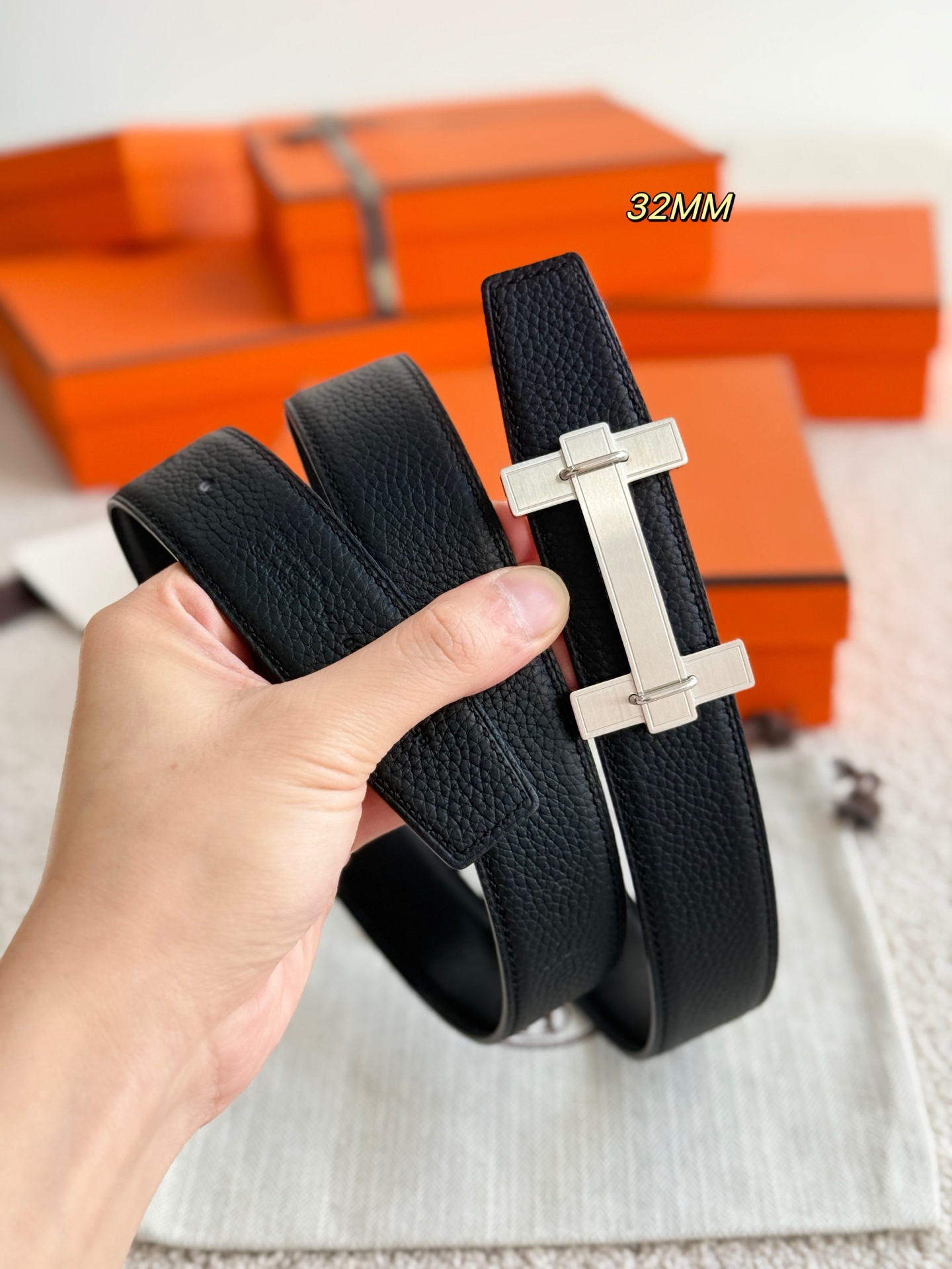 ❤️款 H JUMPING 精品五金 搭配进口togo皮 宽度32MM 以其精湛工艺高品质材料和经典设计备受推崇 是男士腰带顶级选择 简约大气 适合商务和休闲场合 产品手感细腻 不仅是实用配饰 更是身份与品味的象征 ❤️ P170