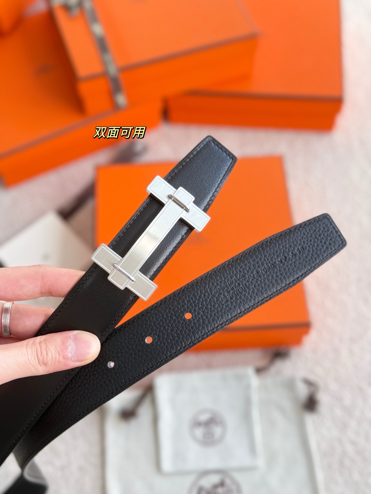 ❤️款 H JUMPING 精品五金 搭配进口togo皮 宽度32MM 以其精湛工艺高品质材料和经典设计备受推崇 是男士腰带顶级选择 简约大气 适合商务和休闲场合 产品手感细腻 不仅是实用配饰 更是身份与品味的象征 ❤️ P170