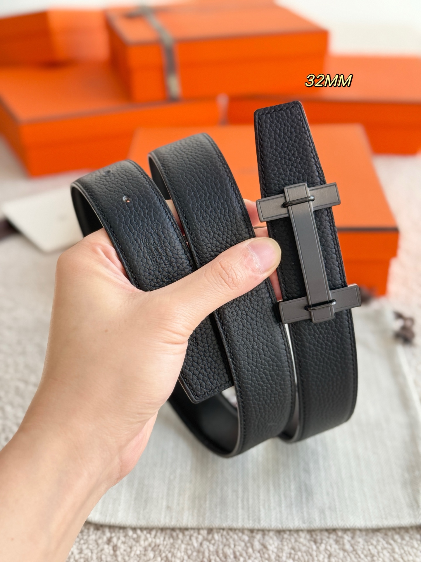 ❤️款 H JUMPING 精品五金 搭配进口togo皮 宽度32MM 以其精湛工艺高品质材料和经典设计备受推崇 是男士腰带顶级选择 简约大气 适合商务和休闲场合 产品手感细腻 不仅是实用配饰 更是身份与品味的象征 ❤️ P170