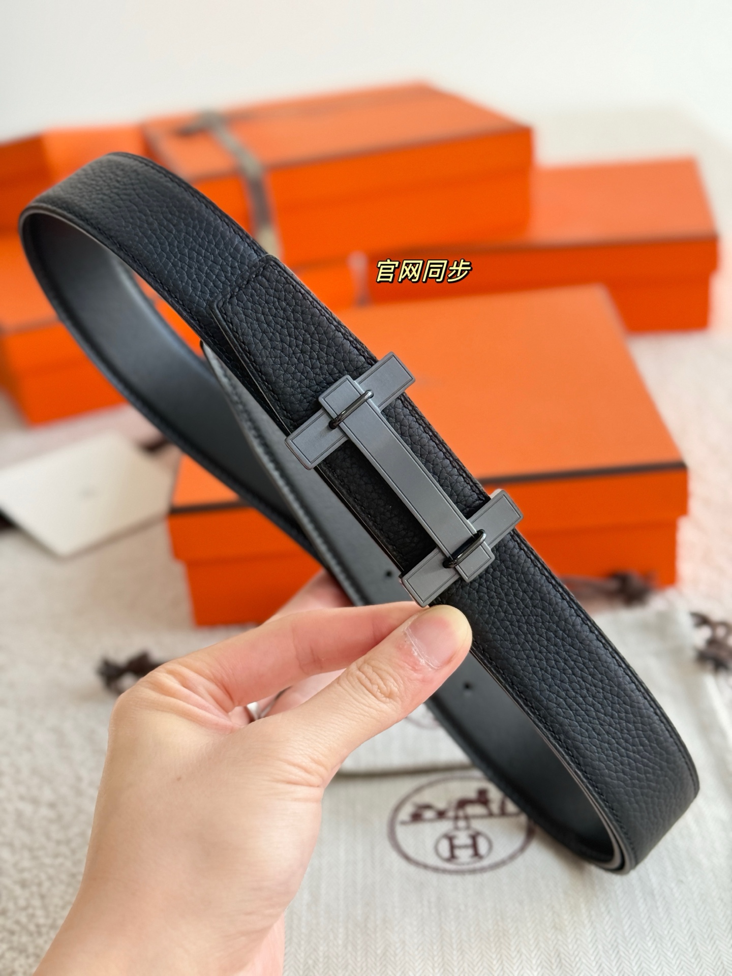 ❤️款 H JUMPING 精品五金 搭配进口togo皮 宽度32MM 以其精湛工艺高品质材料和经典设计备受推崇 是男士腰带顶级选择 简约大气 适合商务和休闲场合 产品手感细腻 不仅是实用配饰 更是身份与品味的象征 ❤️ P170