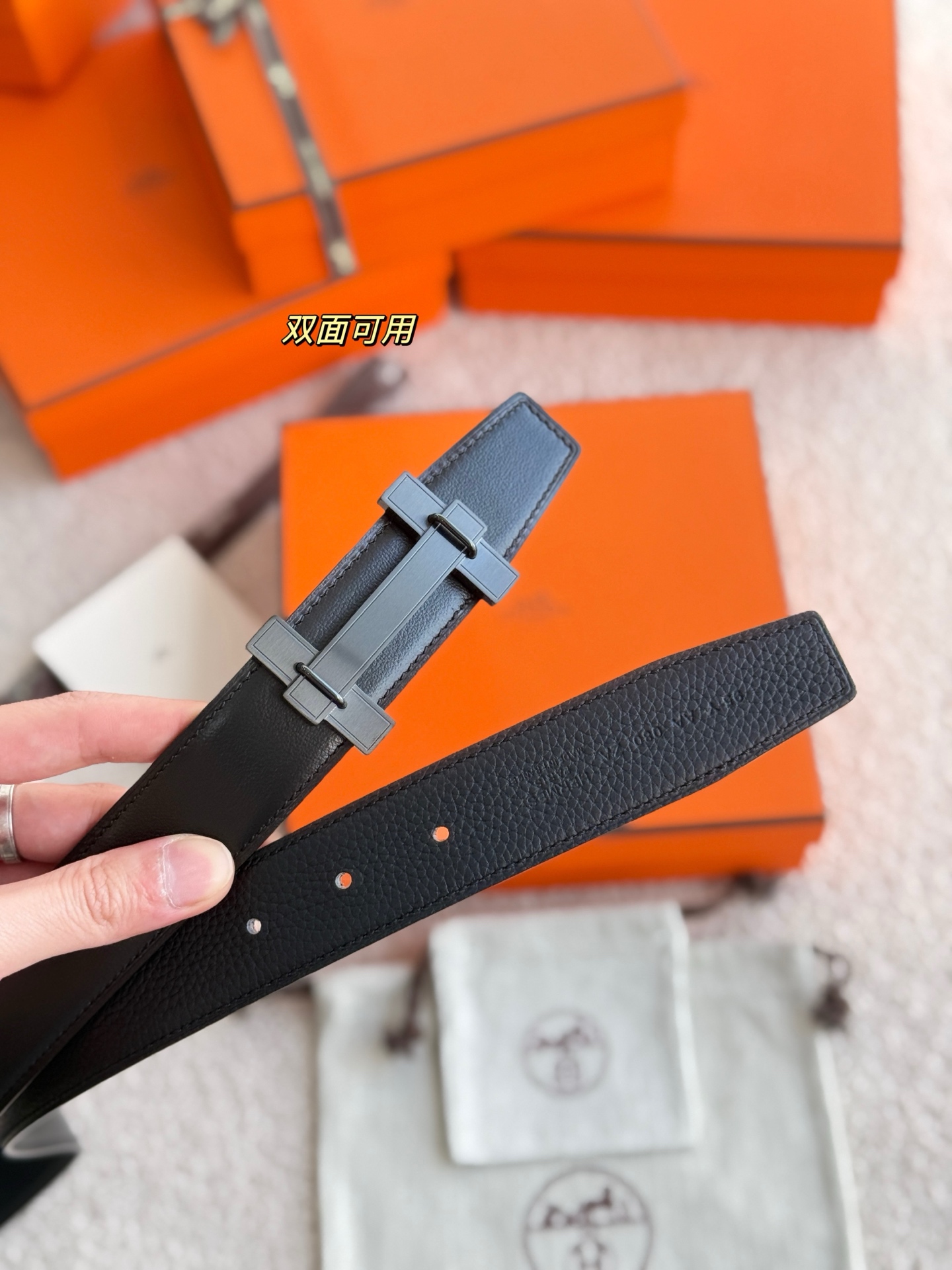 ❤️款 H JUMPING 精品五金 搭配进口togo皮 宽度32MM 以其精湛工艺高品质材料和经典设计备受推崇 是男士腰带顶级选择 简约大气 适合商务和休闲场合 产品手感细腻 不仅是实用配饰 更是身份与品味的象征 ❤️ P170