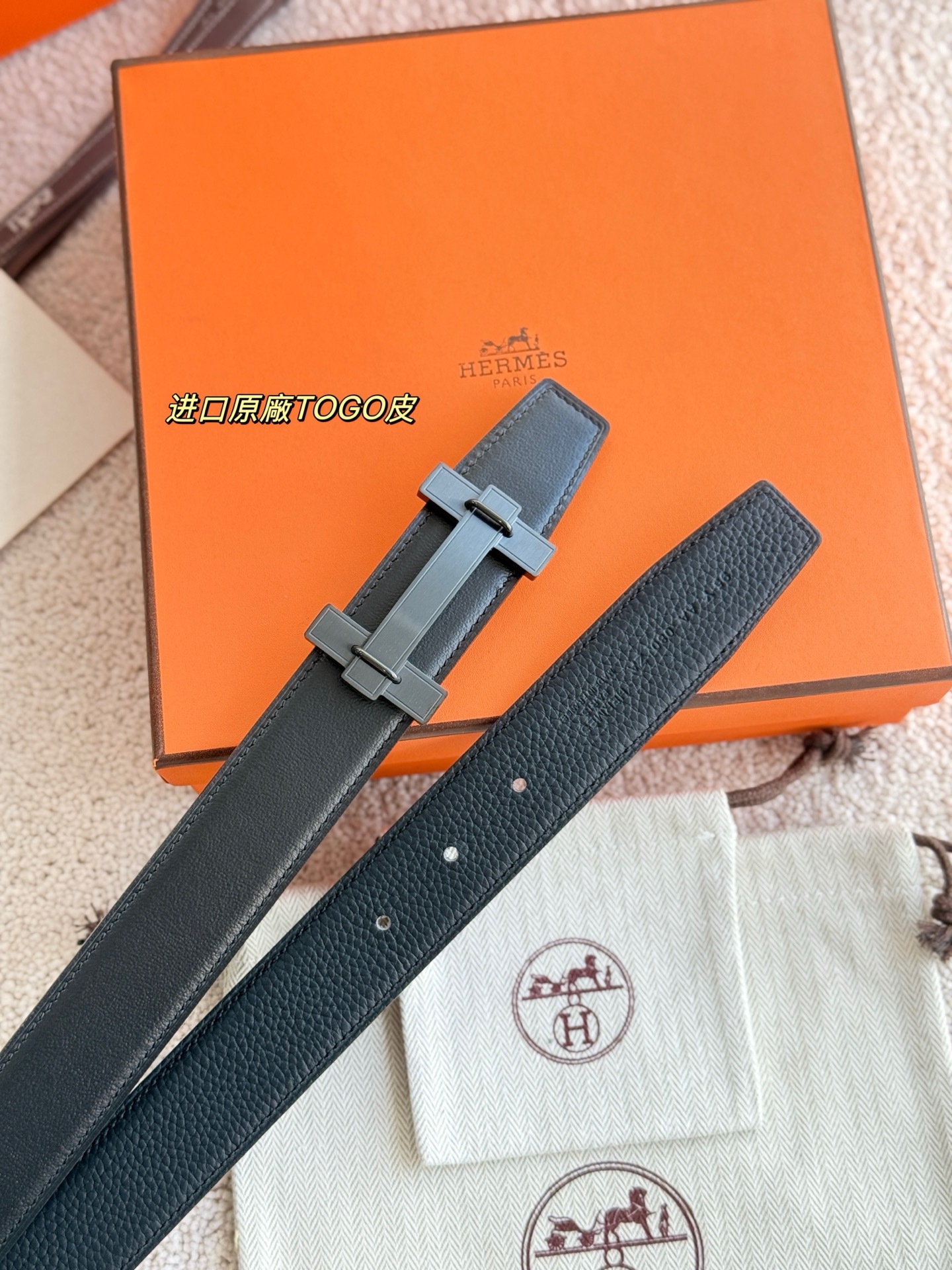 ❤️款 H JUMPING 精品五金 搭配进口togo皮 宽度32MM 以其精湛工艺高品质材料和经典设计备受推崇 是男士腰带顶级选择 简约大气 适合商务和休闲场合 产品手感细腻 不仅是实用配饰 更是身份与品味的象征 ❤️ P170