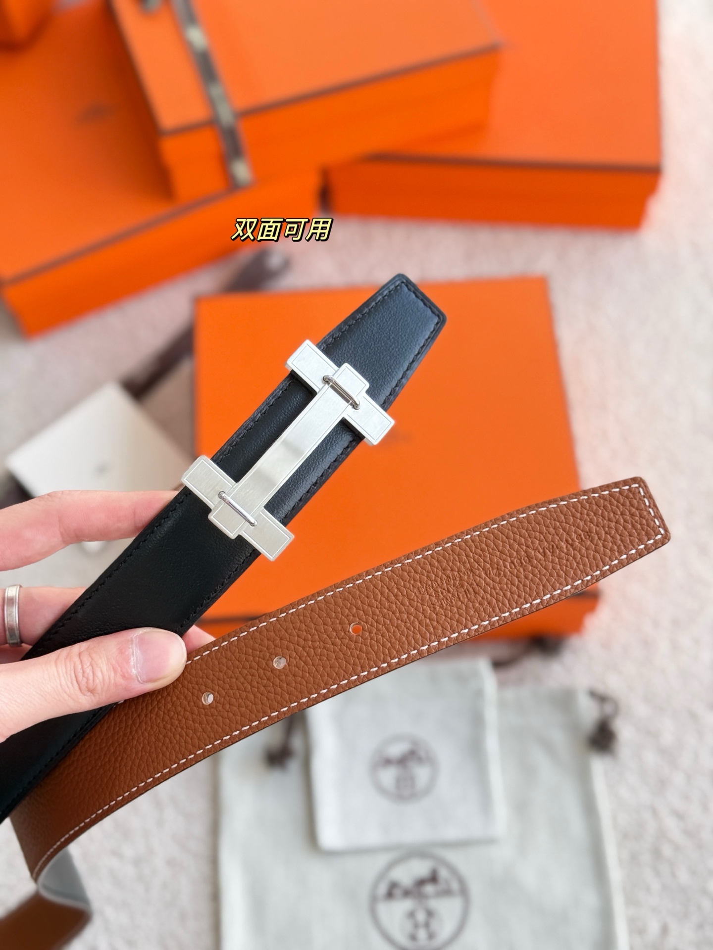 ❤️款 H JUMPING 精品五金 搭配进口togo皮 宽度32MM 以其精湛工艺高品质材料和经典设计备受推崇 是男士腰带顶级选择 简约大气 适合商务和休闲场合 产品手感细腻 不仅是实用配饰 更是身份与品味的象征 ❤️ P170