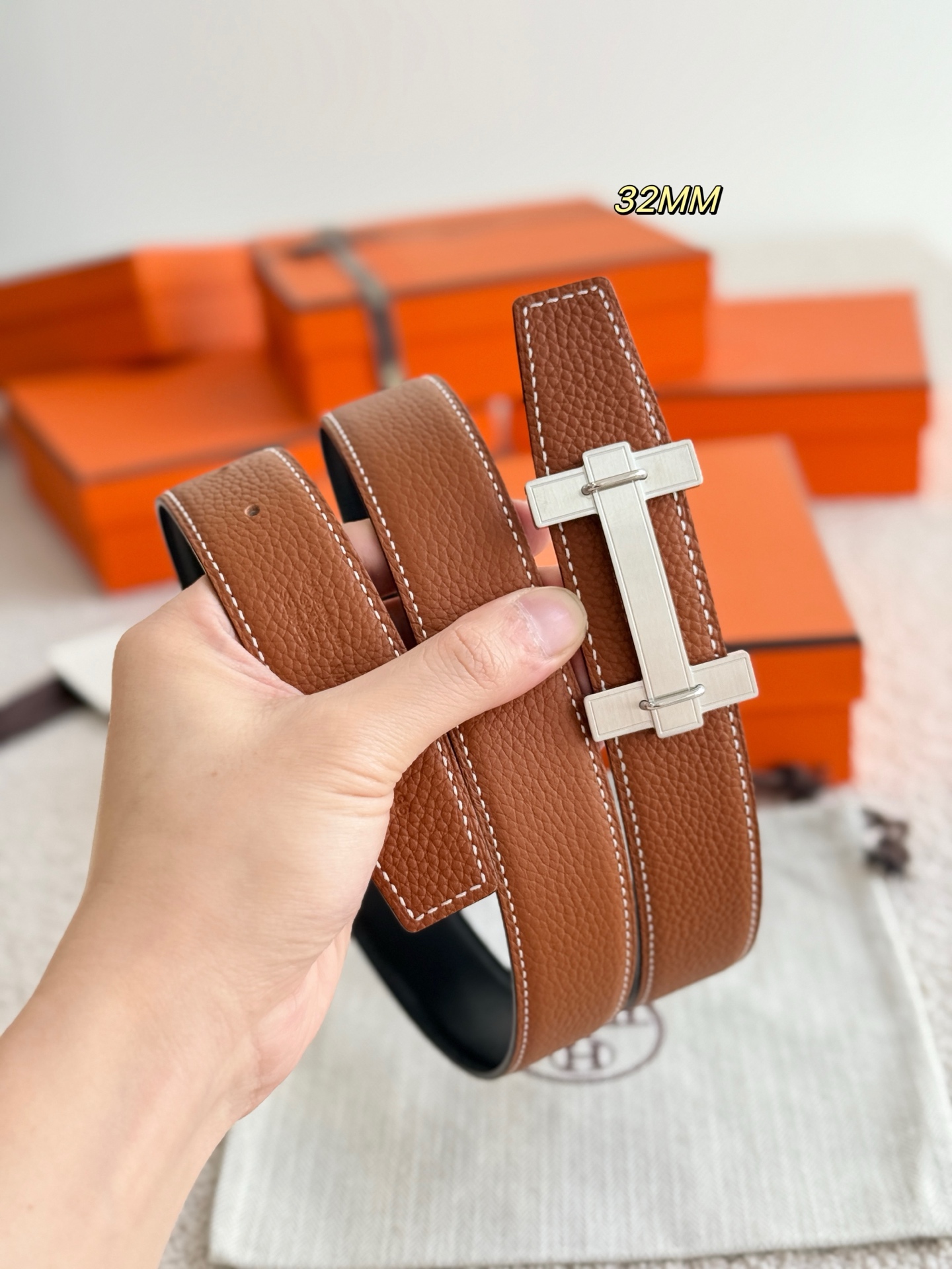❤️款 H JUMPING 精品五金 搭配进口togo皮 宽度32MM 以其精湛工艺高品质材料和经典设计备受推崇 是男士腰带顶级选择 简约大气 适合商务和休闲场合 产品手感细腻 不仅是实用配饰 更是身份与品味的象征 ❤️ P170